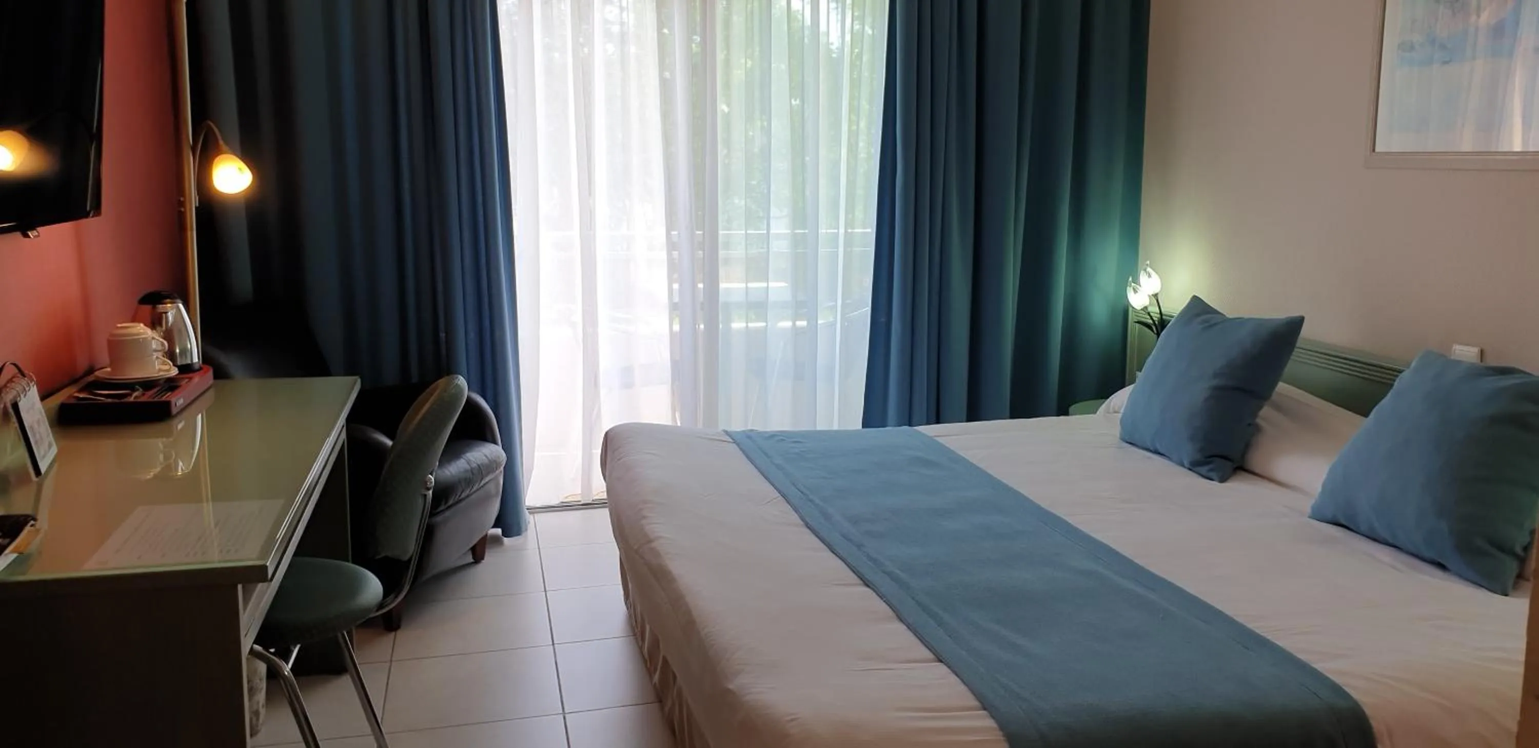 Bed in Logis Hôtel & Restaurant Le Fleurance