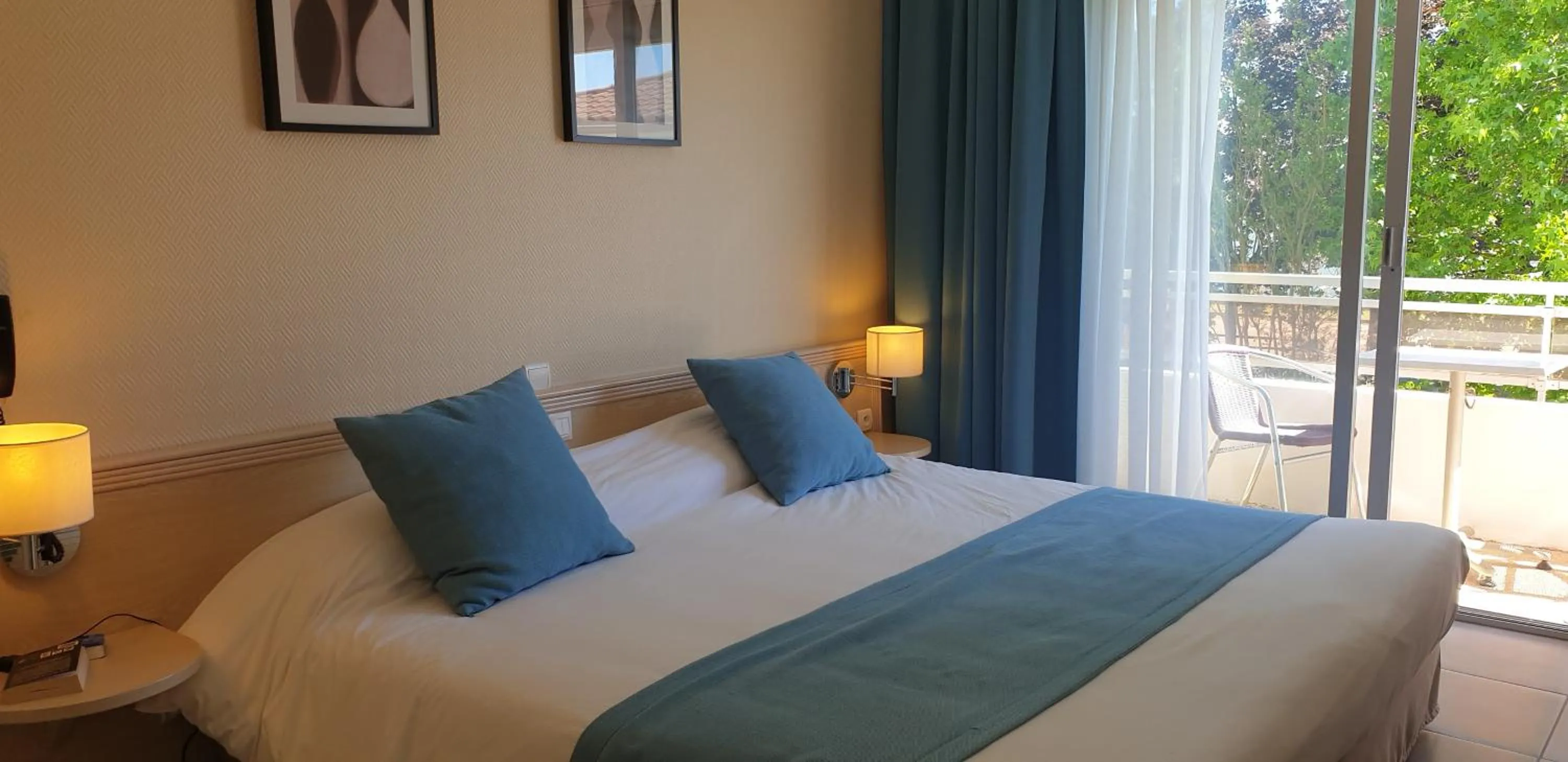 Bed in Logis Hôtel & Restaurant Le Fleurance