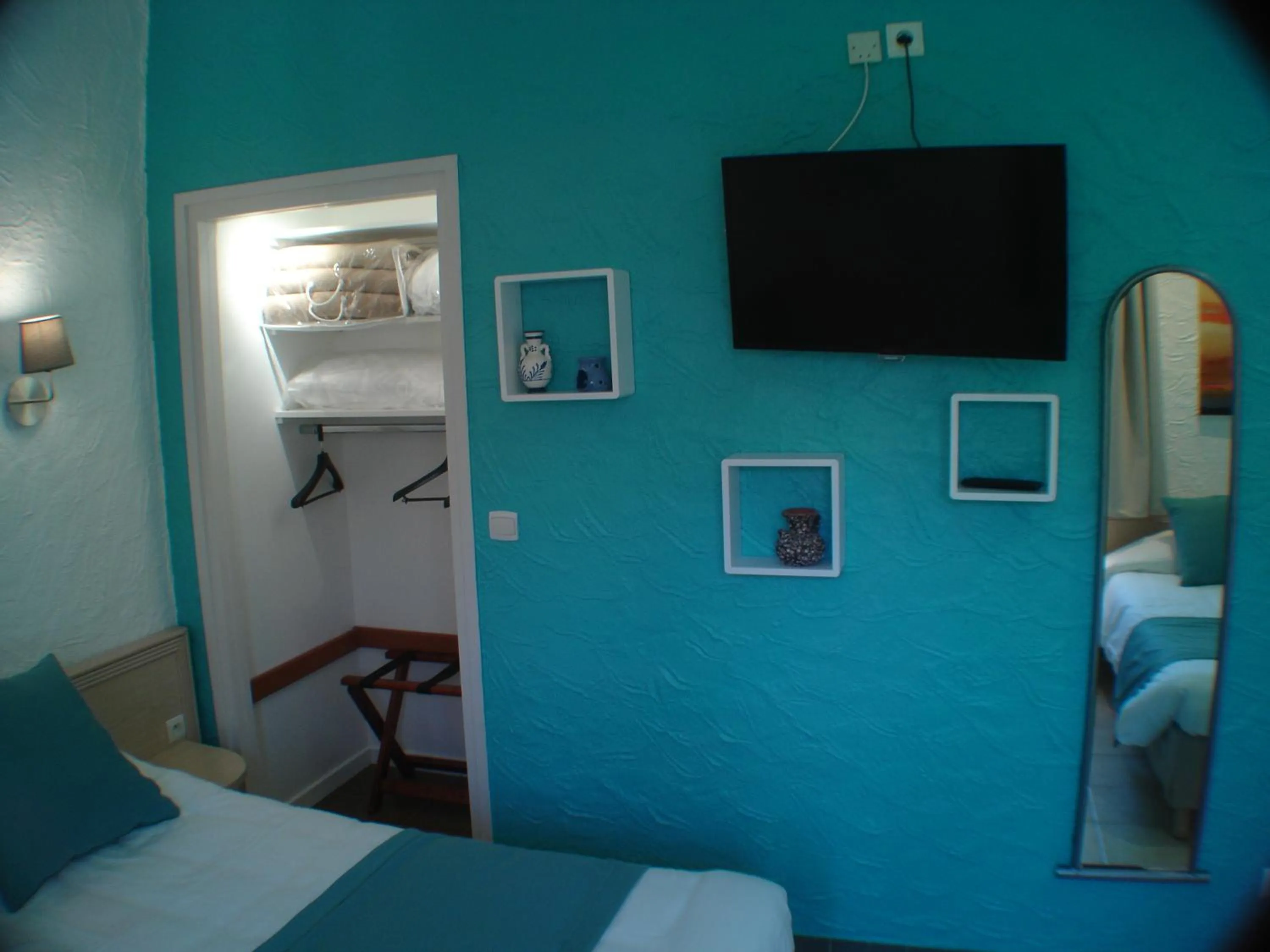 Bed in Logis Hôtel & Restaurant Le Fleurance