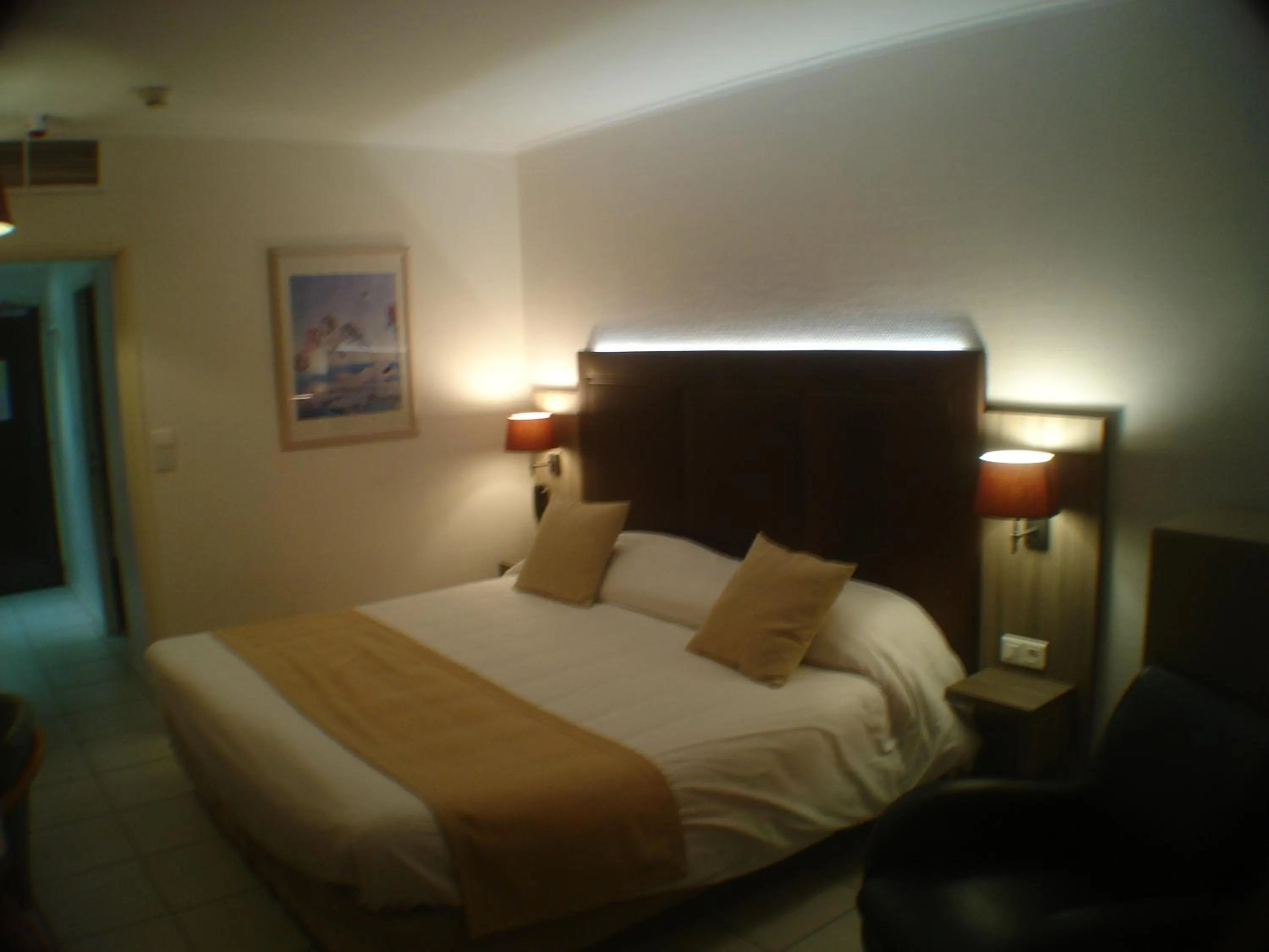 Bed in Logis Hôtel & Restaurant Le Fleurance