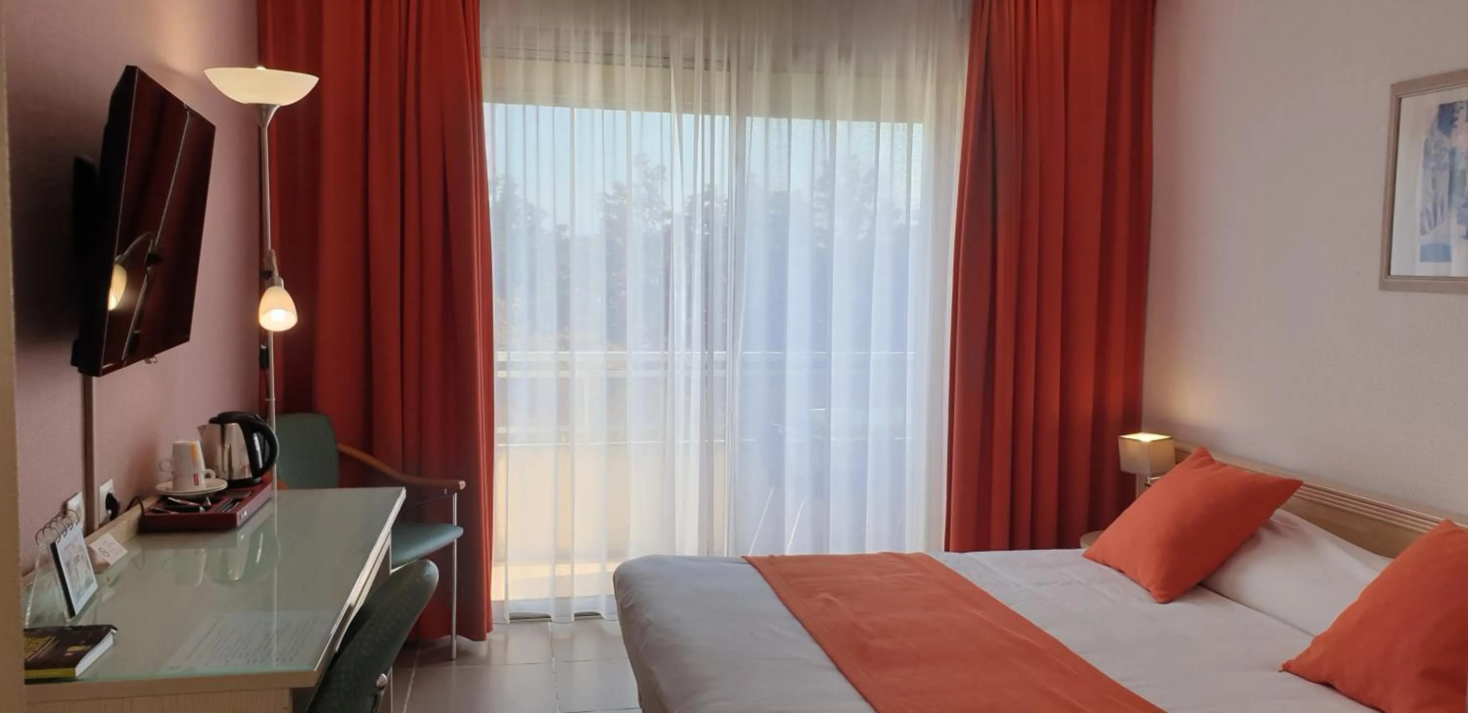 Bed in Logis Hôtel & Restaurant Le Fleurance