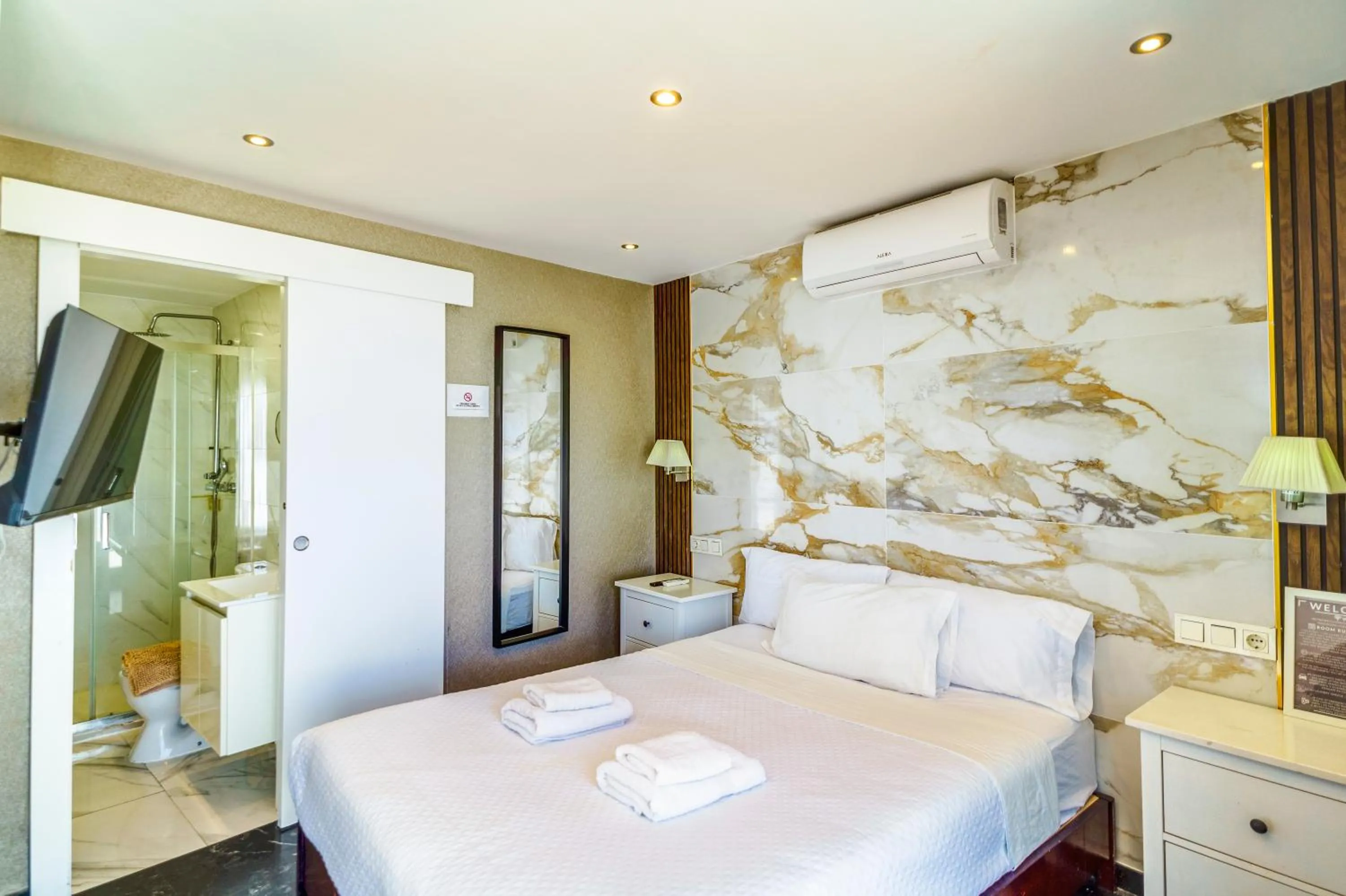 Shower, Bed in Costa Marbella Star Light