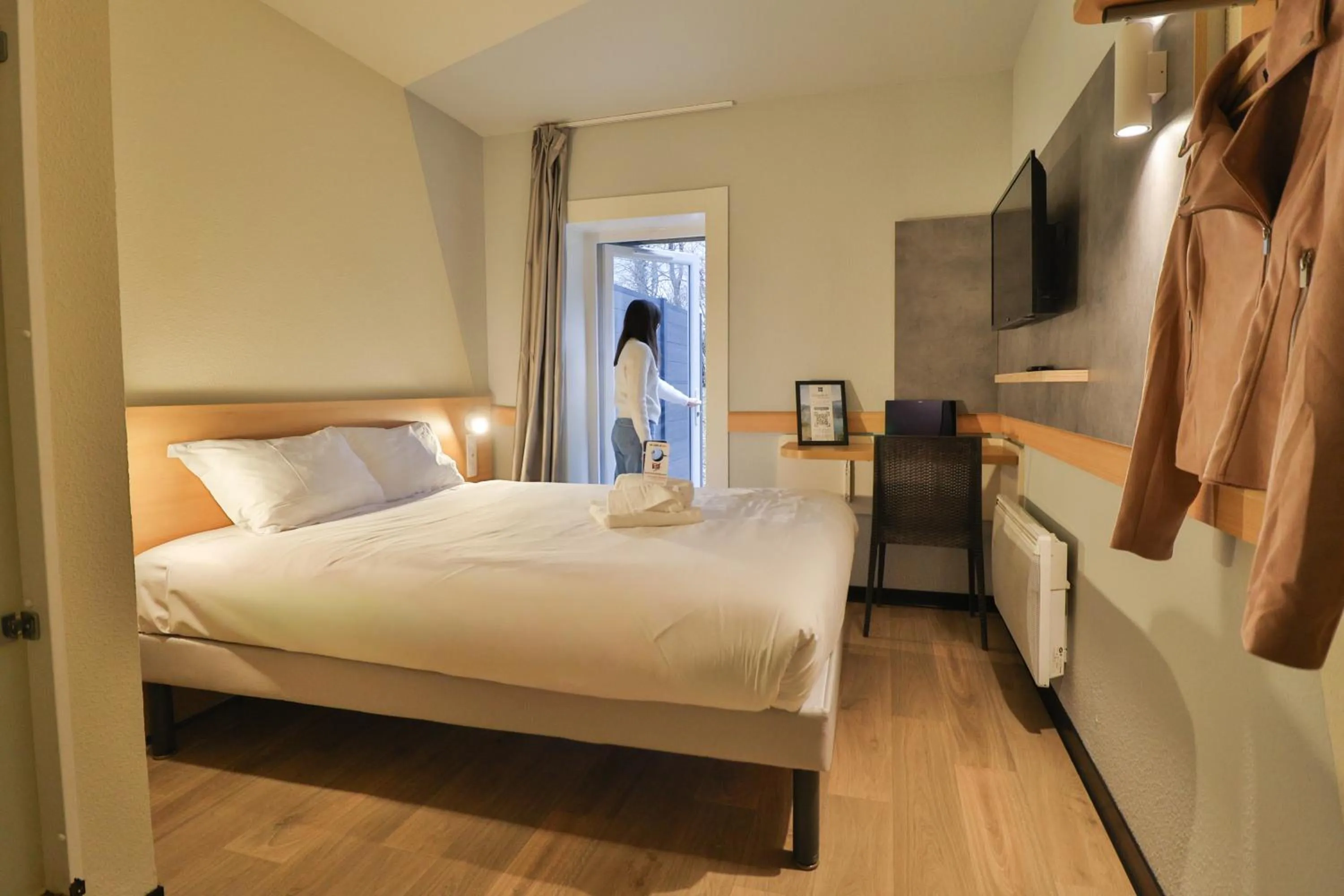 Bedroom, Bed in Hotel ibis budget Aix Les Bains - Grésy