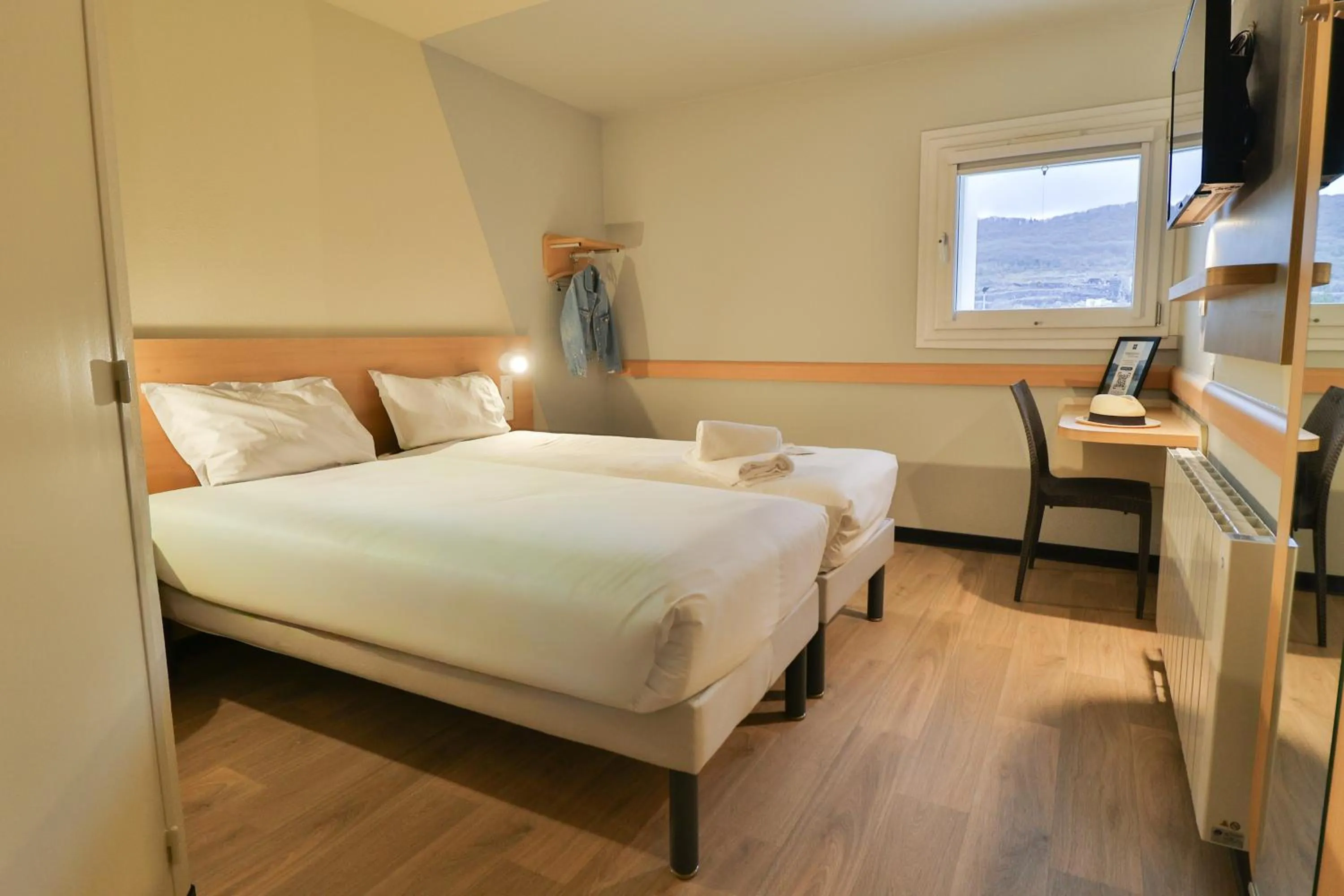 Bedroom, Bed in Hotel ibis budget Aix Les Bains - Grésy