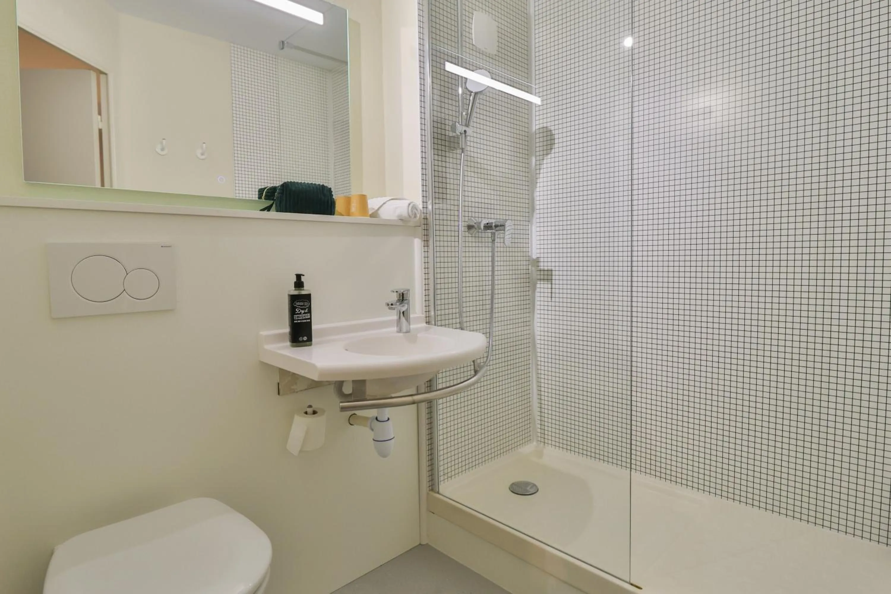 Bathroom in Hotel ibis budget Aix Les Bains - Grésy