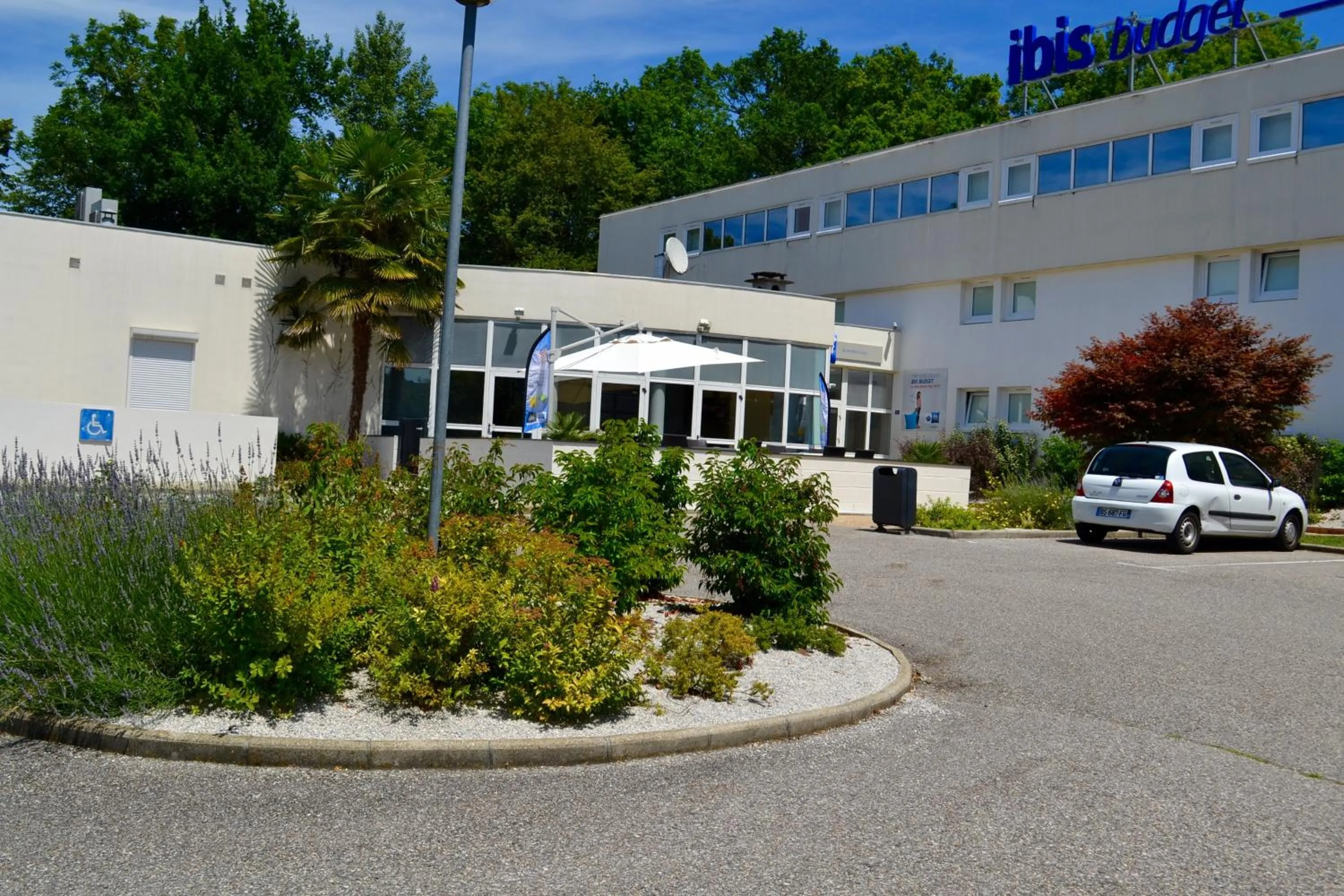 Property building in Hotel ibis budget Aix Les Bains - Grésy