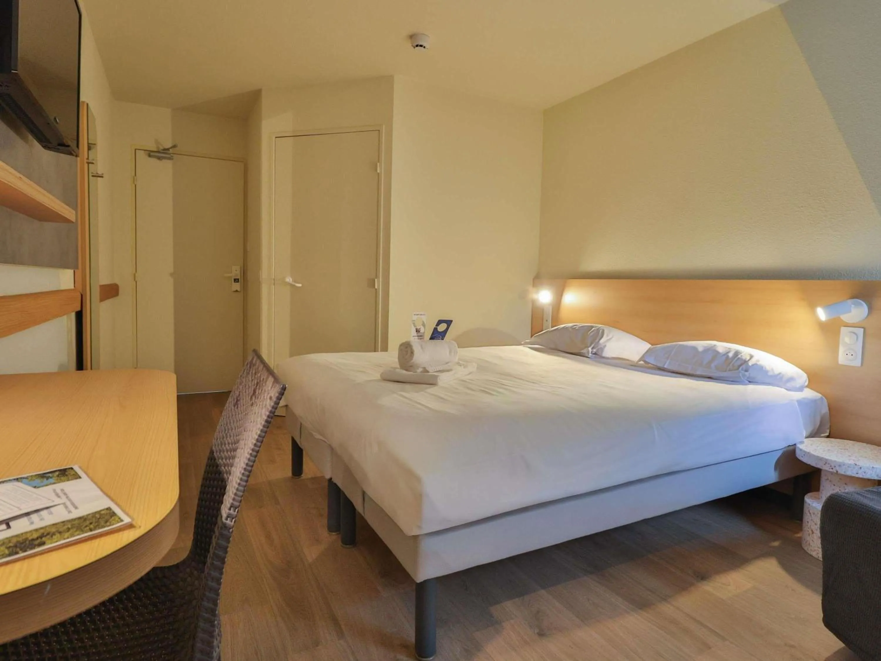 Bedroom, Bed in Hotel ibis budget Aix Les Bains - Grésy