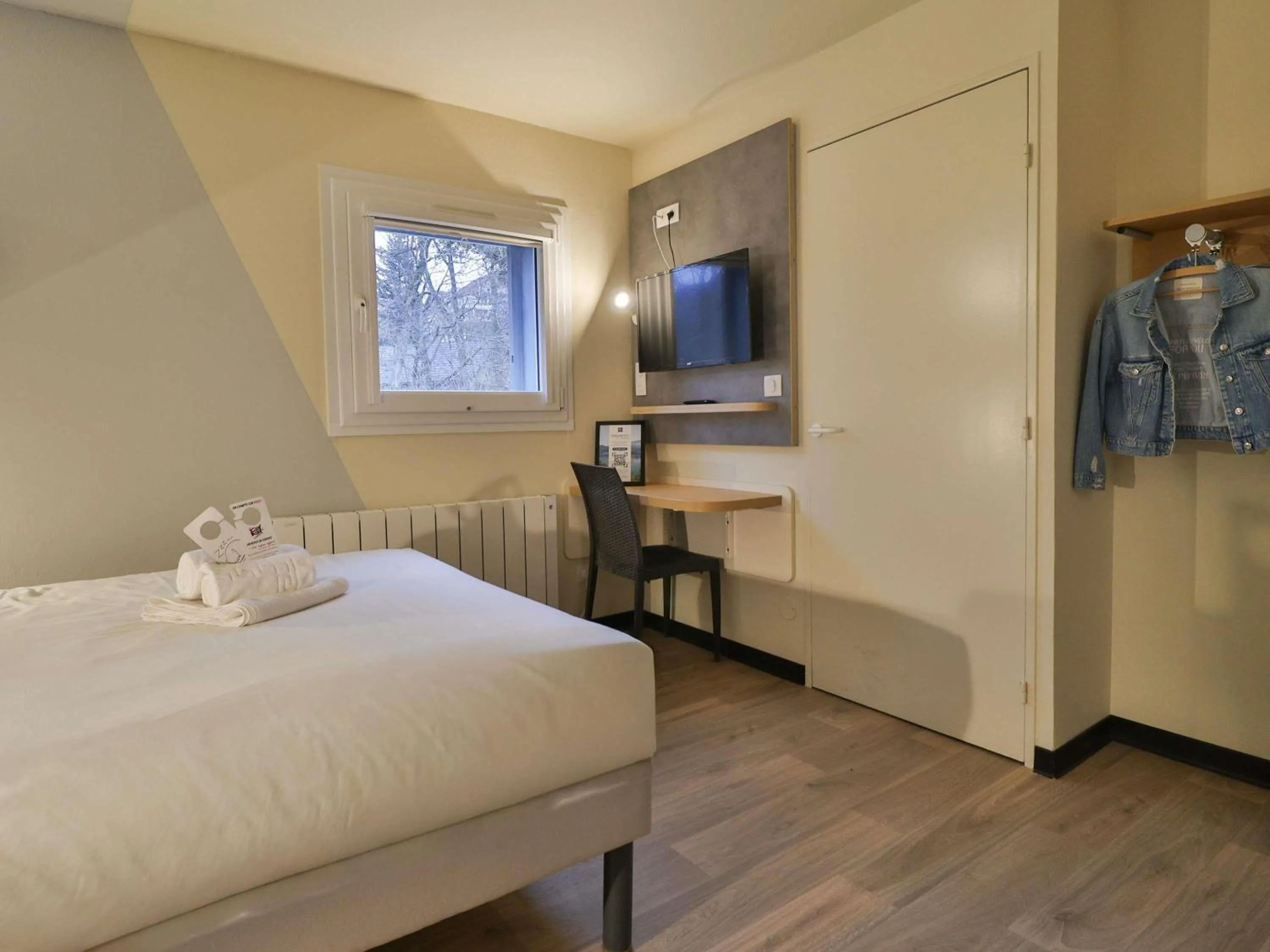 Bedroom, Bed in Hotel ibis budget Aix Les Bains - Grésy