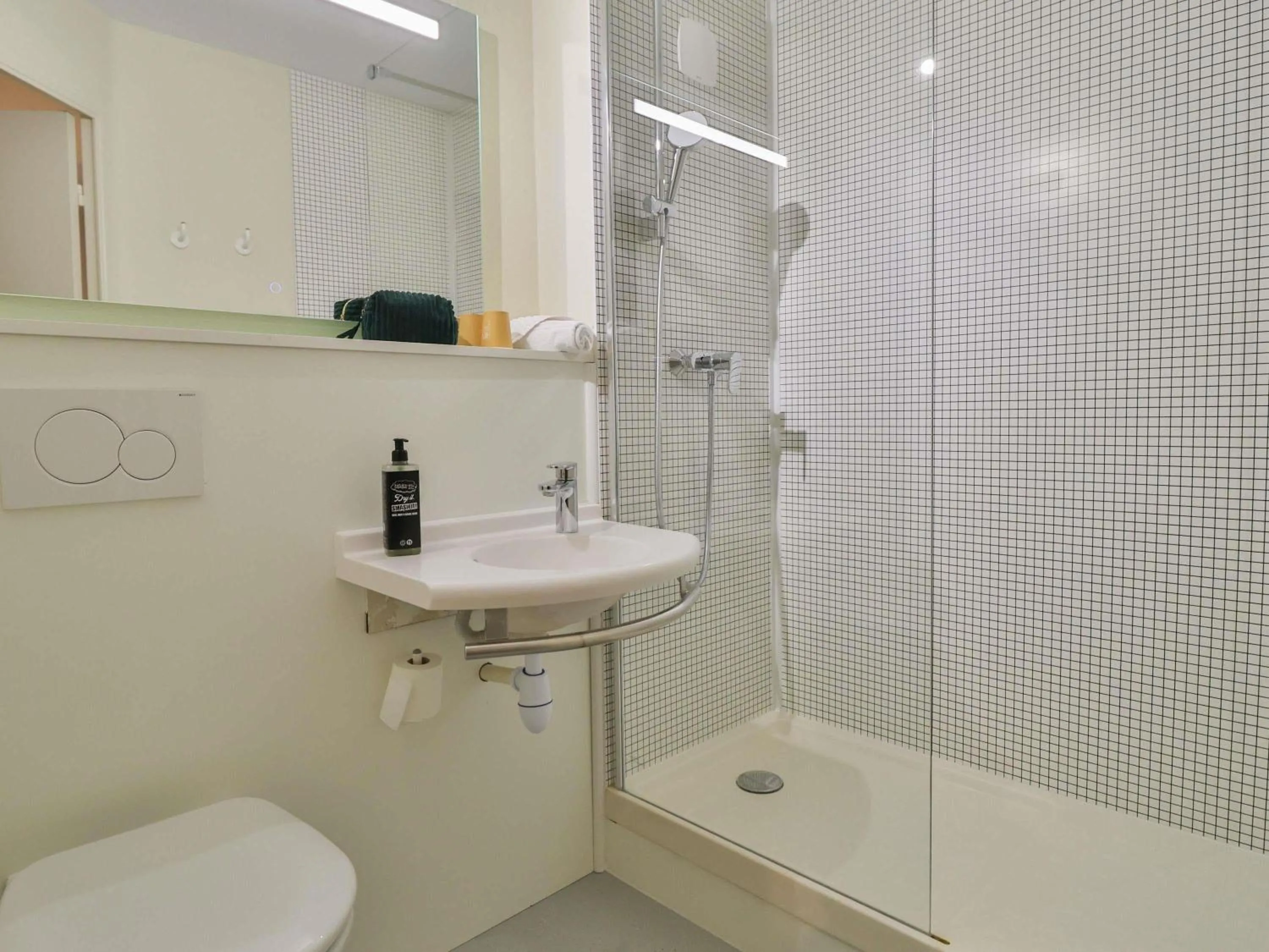 Bedroom in Hotel ibis budget Aix Les Bains - Grésy