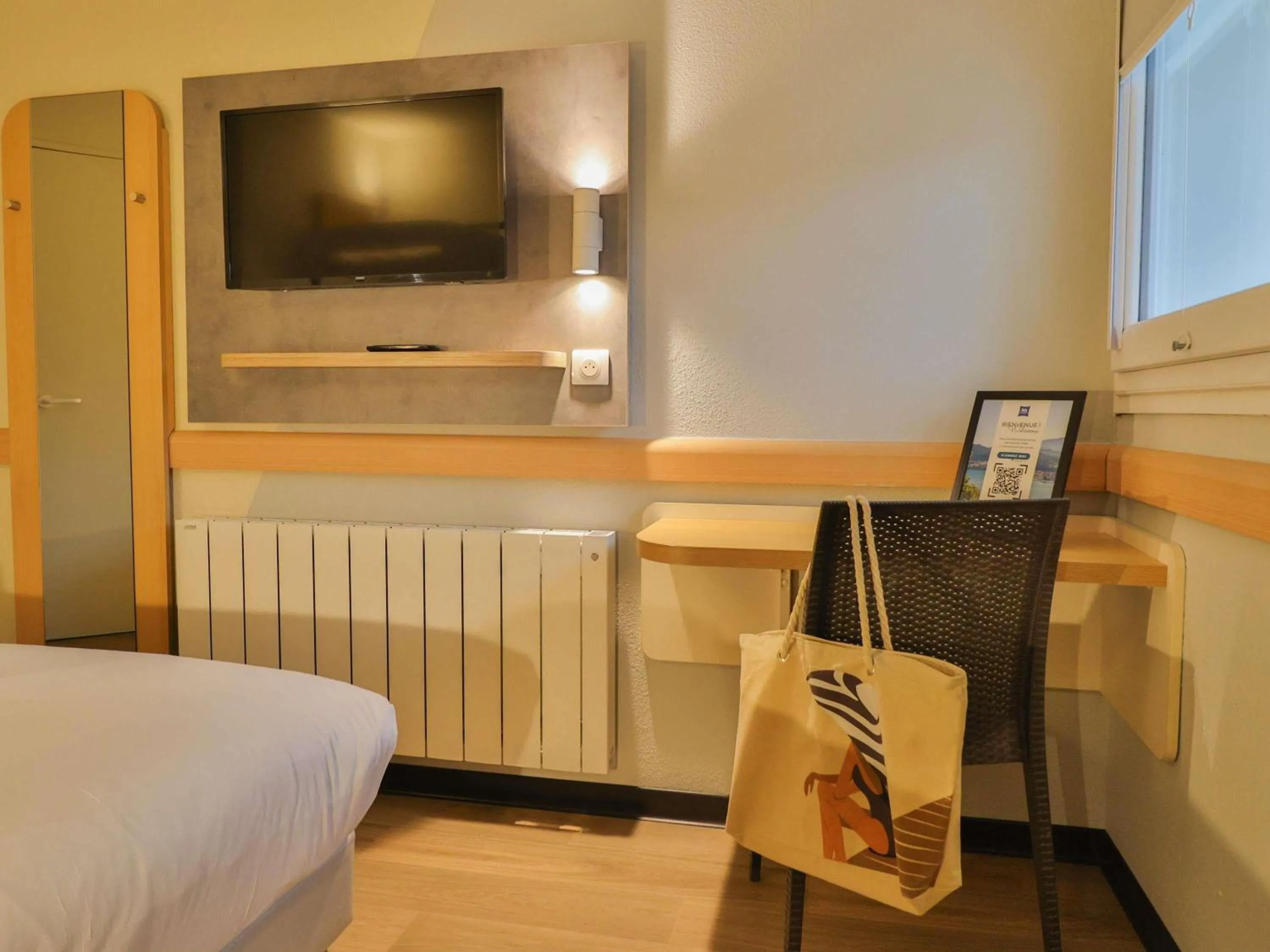 Bedroom, Bed in Hotel ibis budget Aix Les Bains - Grésy