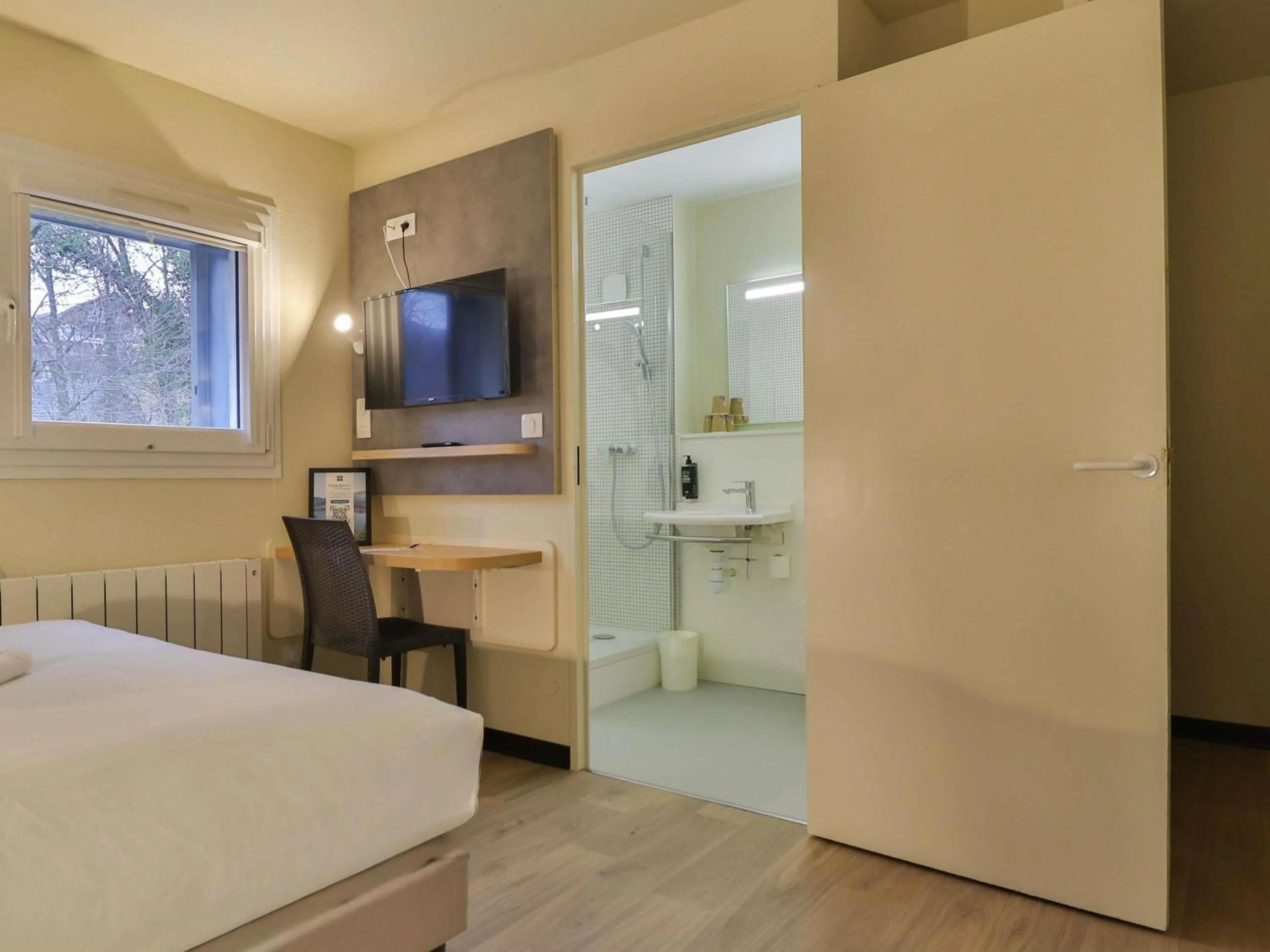 Bedroom, Bed in Hotel ibis budget Aix Les Bains - Grésy