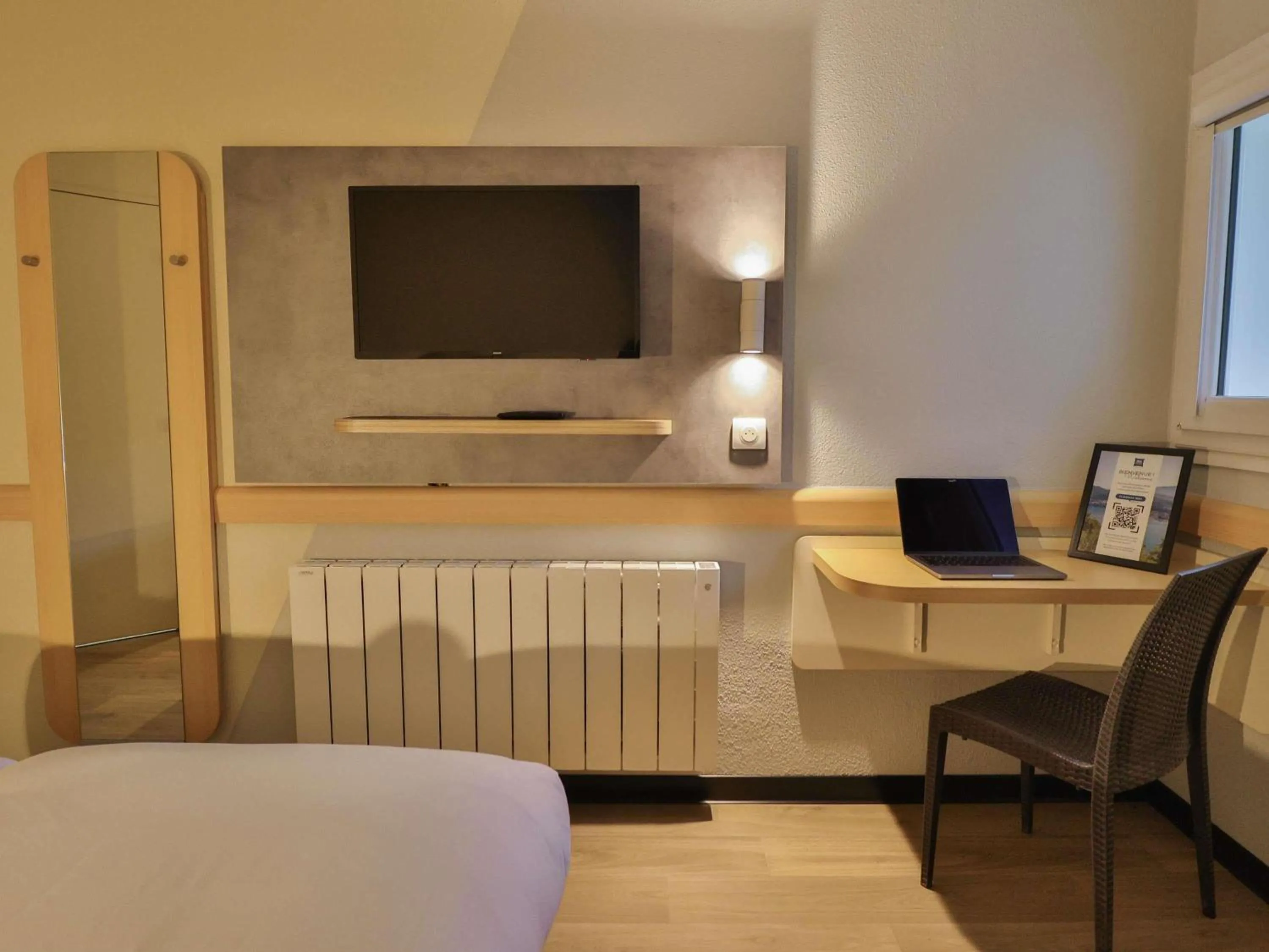 Bedroom, Bed in Hotel ibis budget Aix Les Bains - Grésy