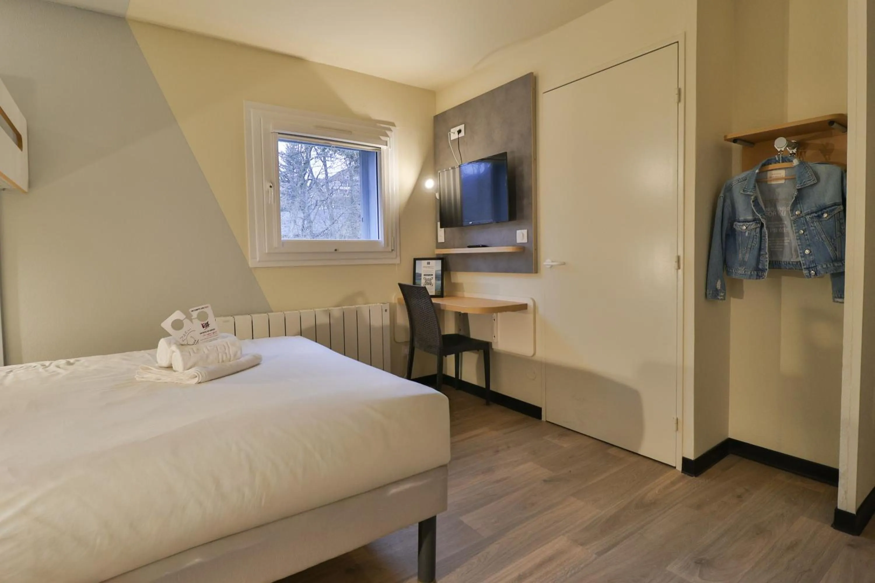 Bedroom, Bed in Hotel ibis budget Aix Les Bains - Grésy