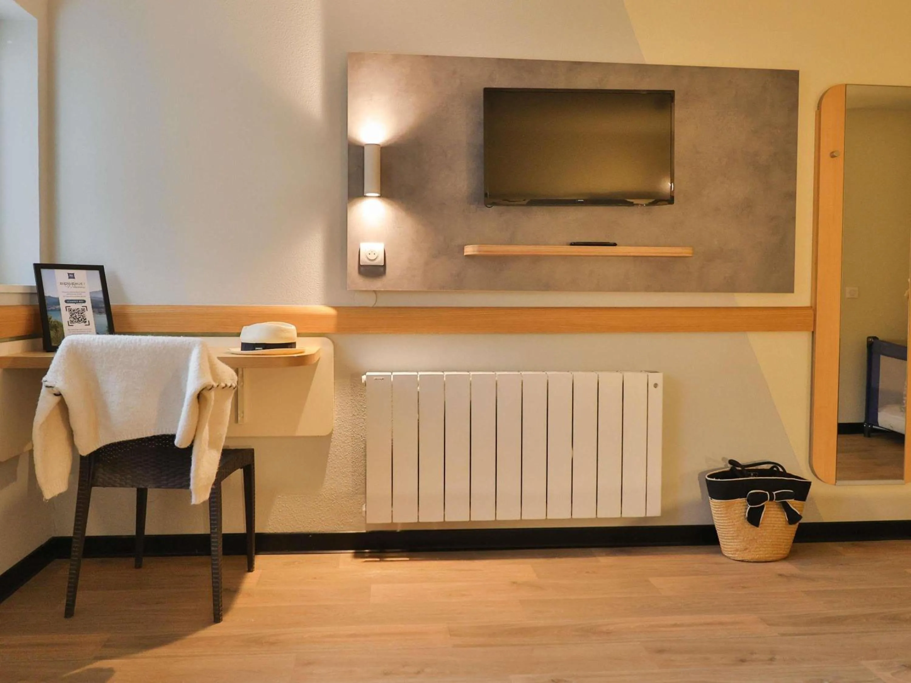 Property building in Hotel ibis budget Aix Les Bains - Grésy