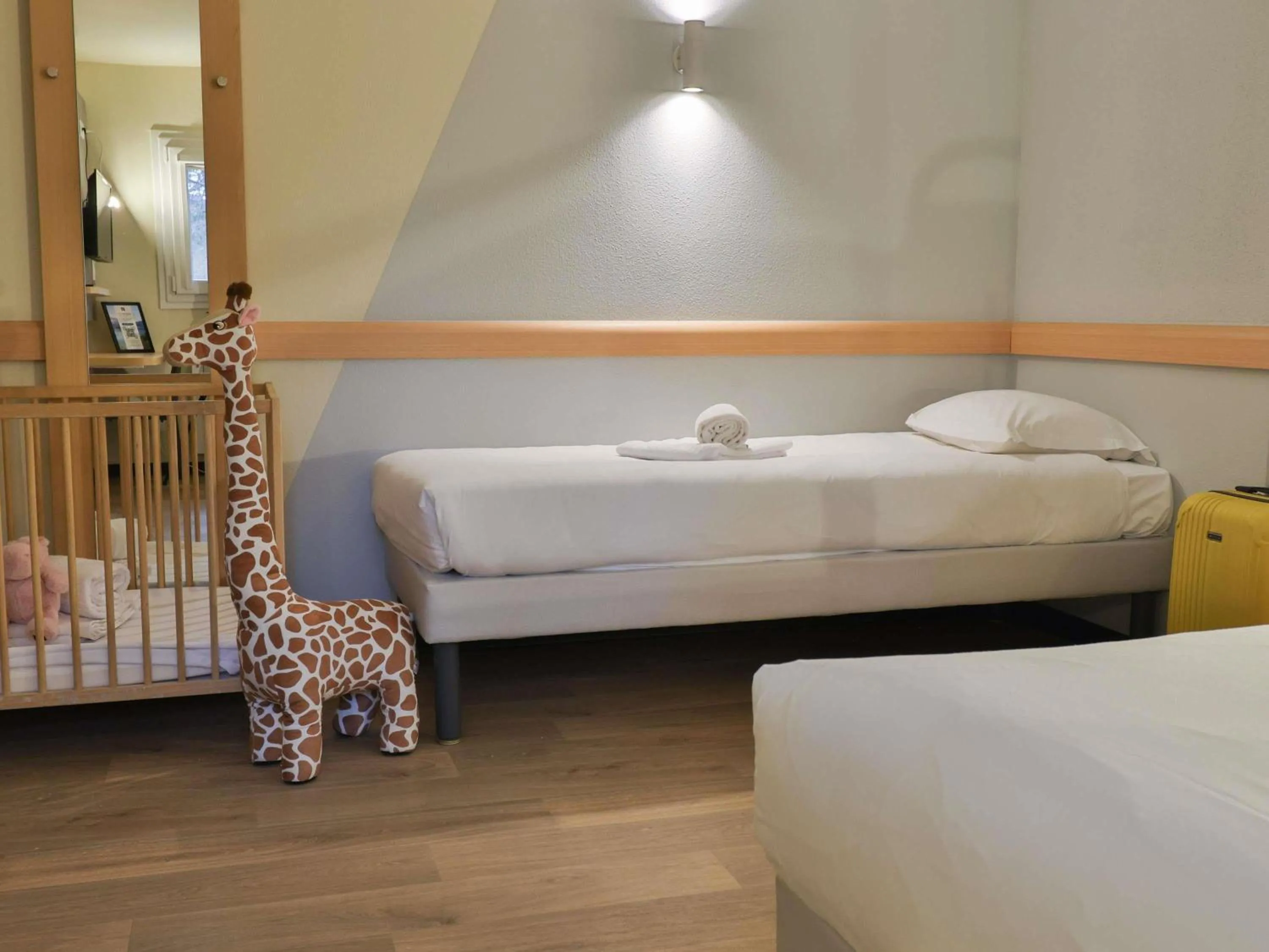 Bedroom, Bed in Hotel ibis budget Aix Les Bains - Grésy