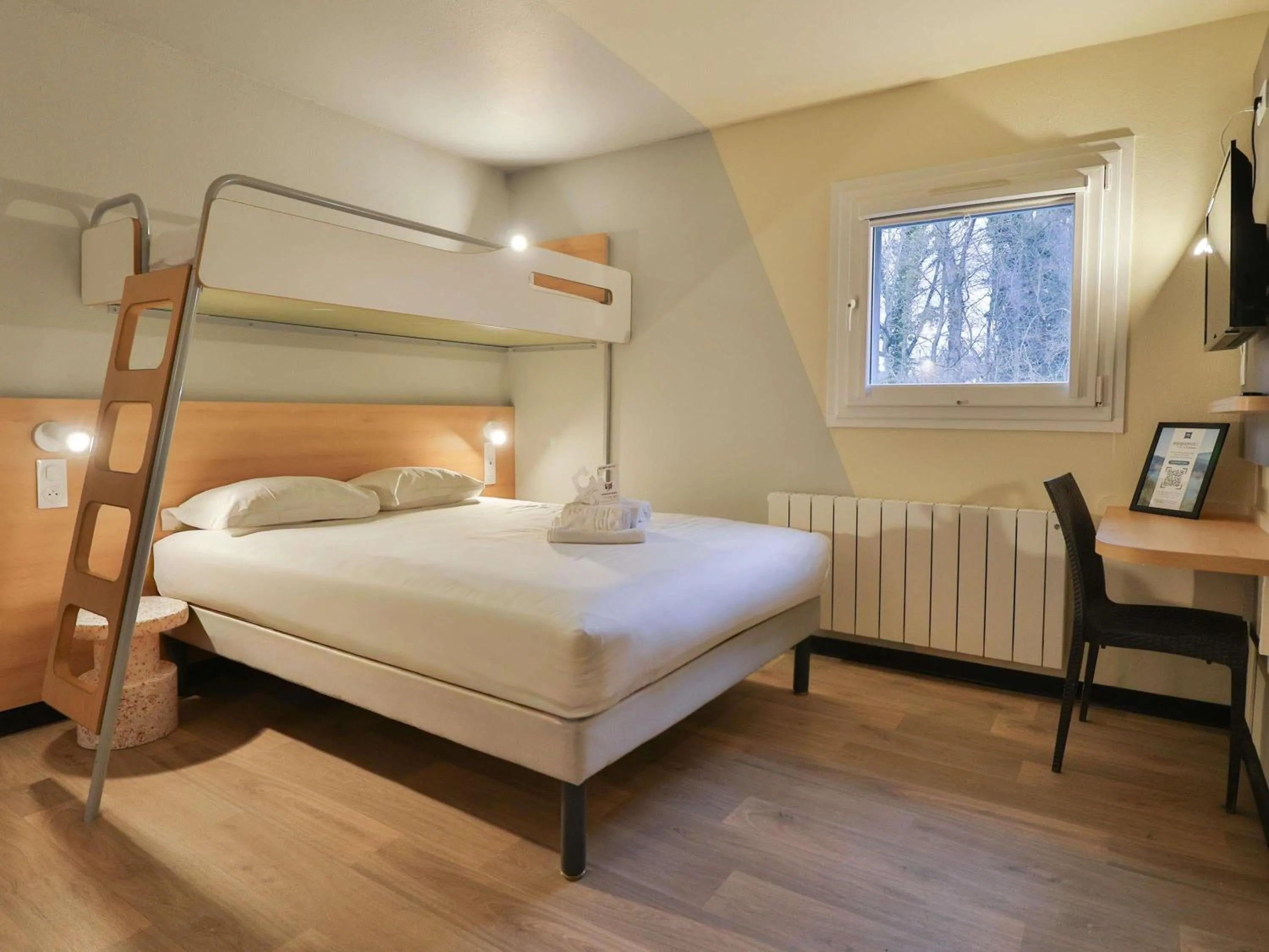 Bedroom, Bed in Hotel ibis budget Aix Les Bains - Grésy