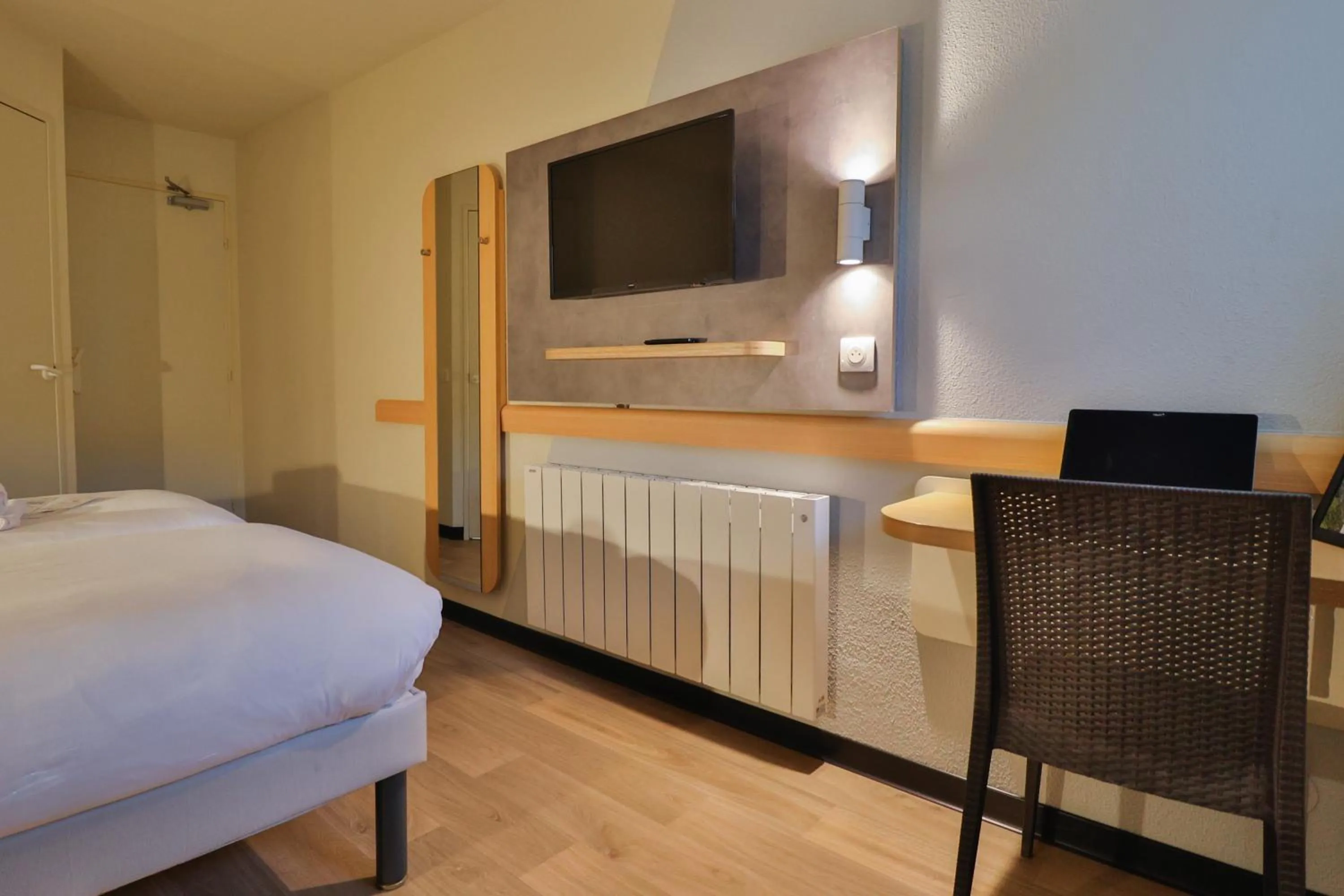 Bedroom, Bed in Hotel ibis budget Aix Les Bains - Grésy