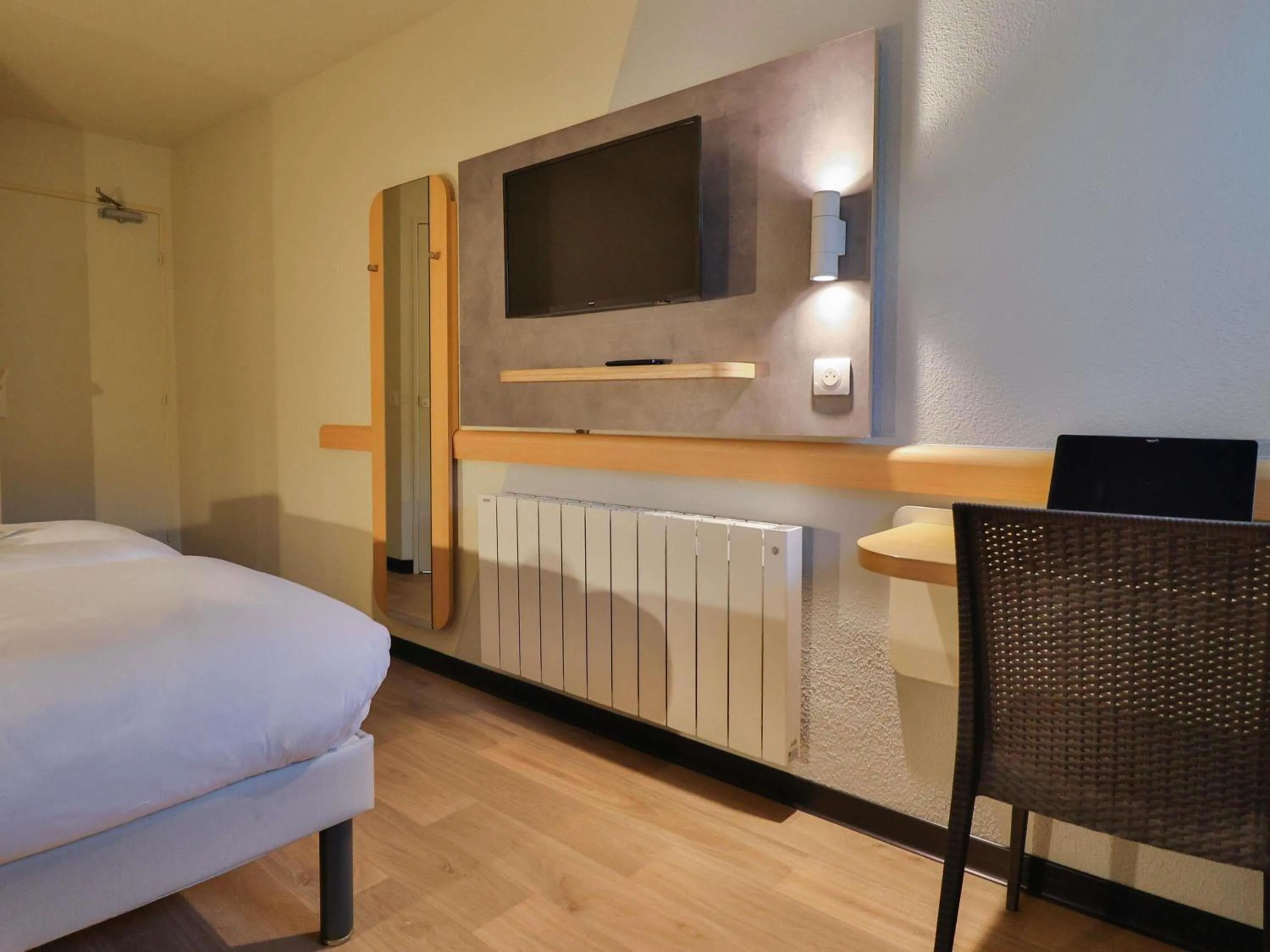 Bedroom, Bed in Hotel ibis budget Aix Les Bains - Grésy