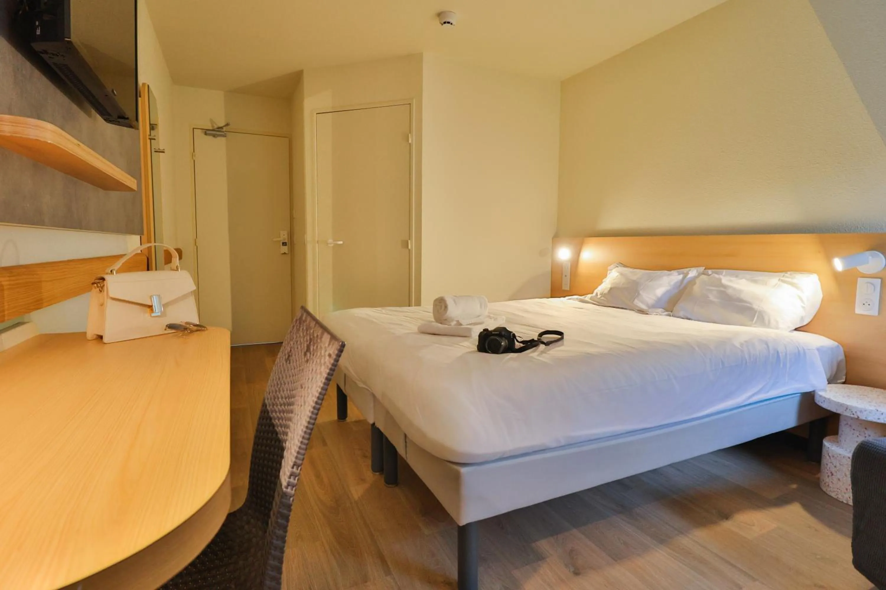 Bedroom, Bed in Hotel ibis budget Aix Les Bains - Grésy