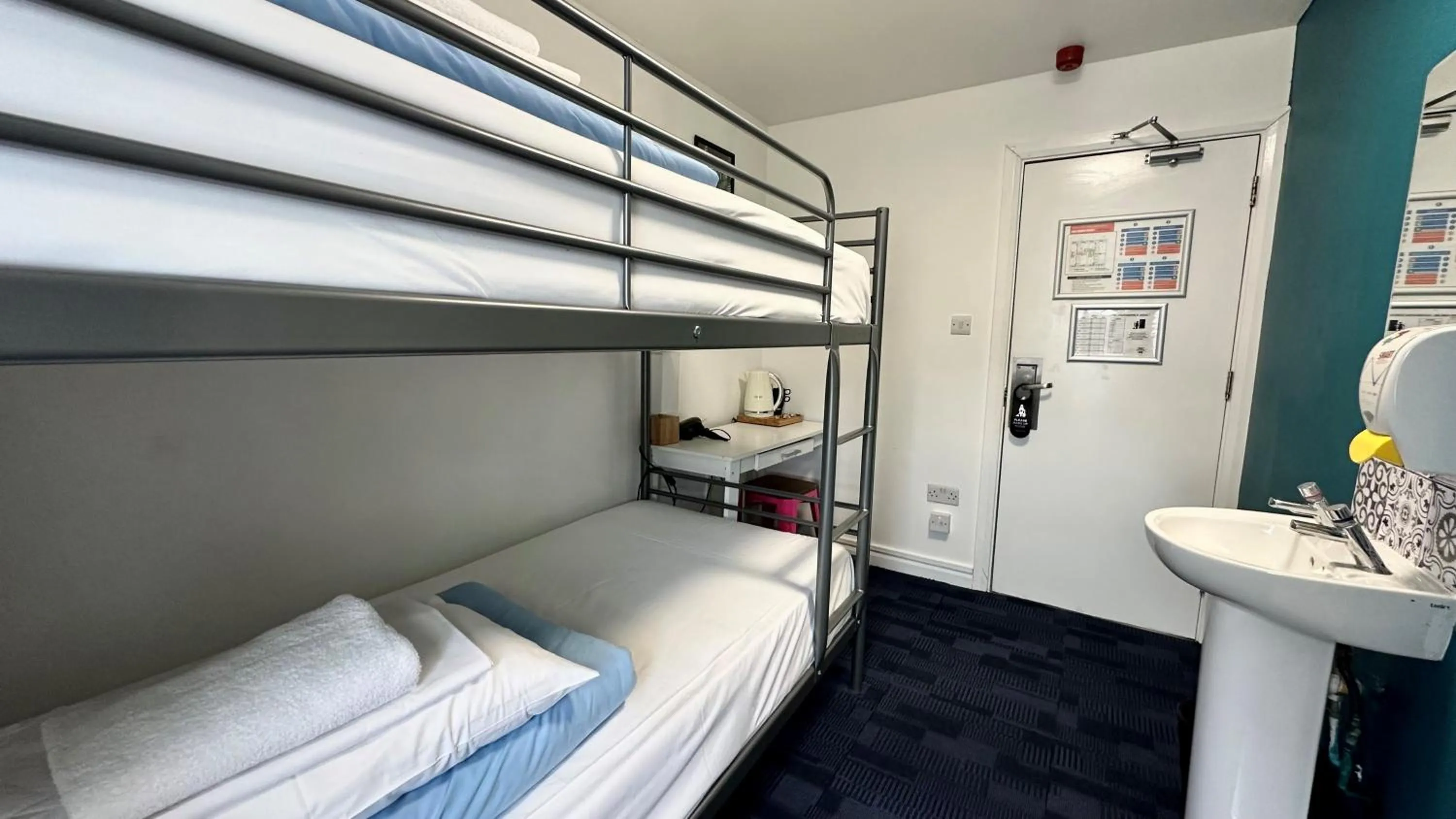 Bedroom, Bed in Smart Hyde Park Inn