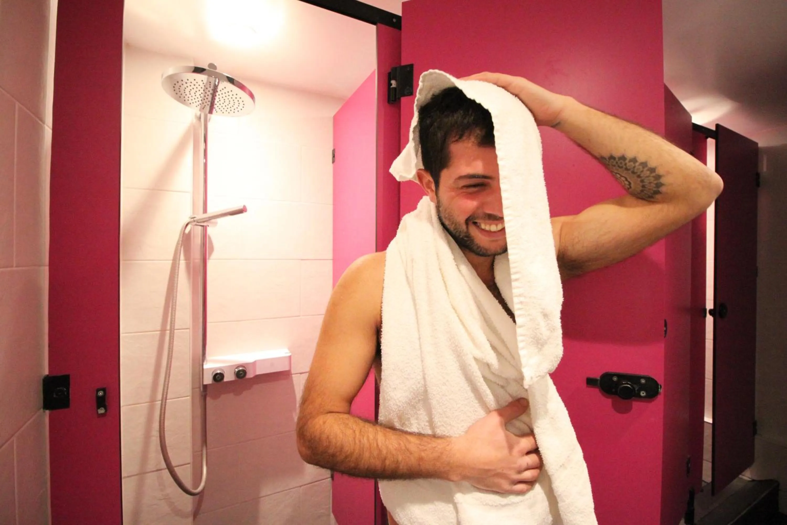 Shower in Smart Hyde Park Inn