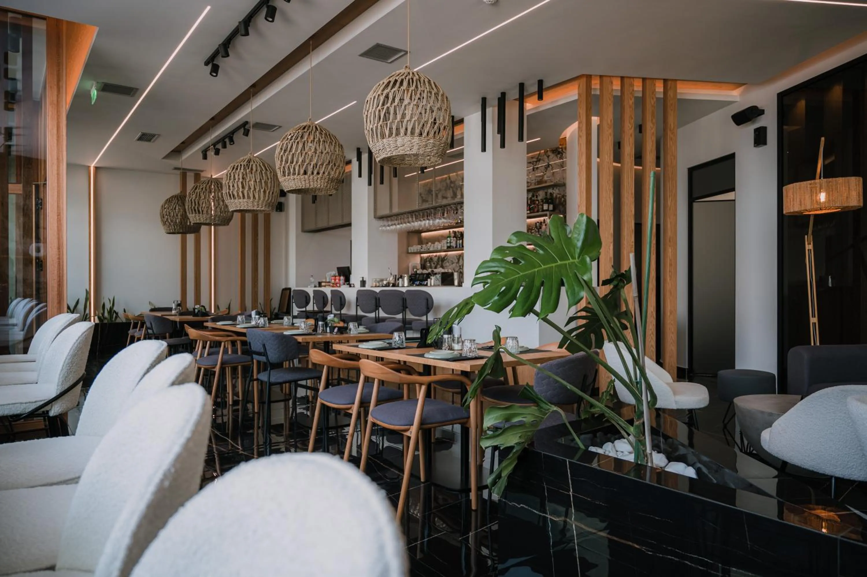 Restaurant/places to eat in Agamemnon Hotel