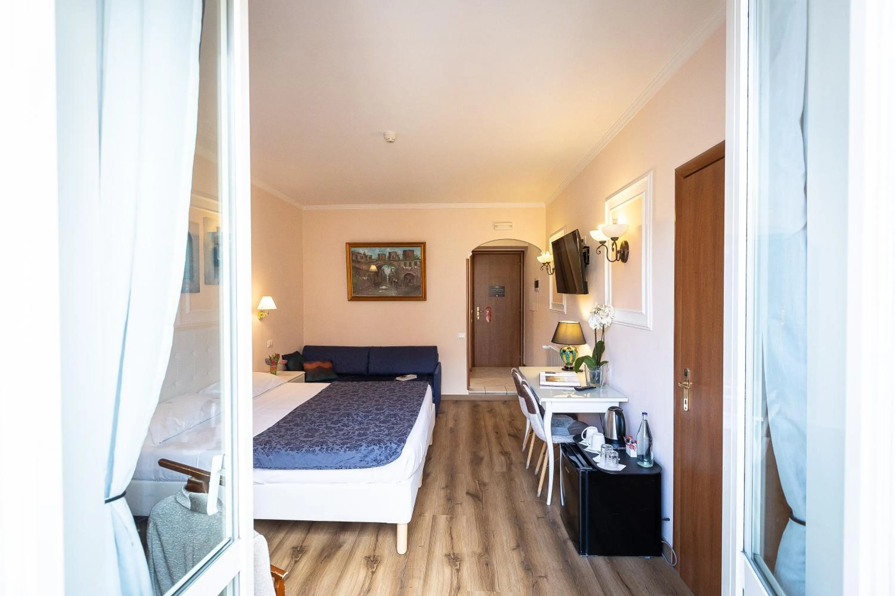 Photo of the whole room, Bed in Rome To Stay