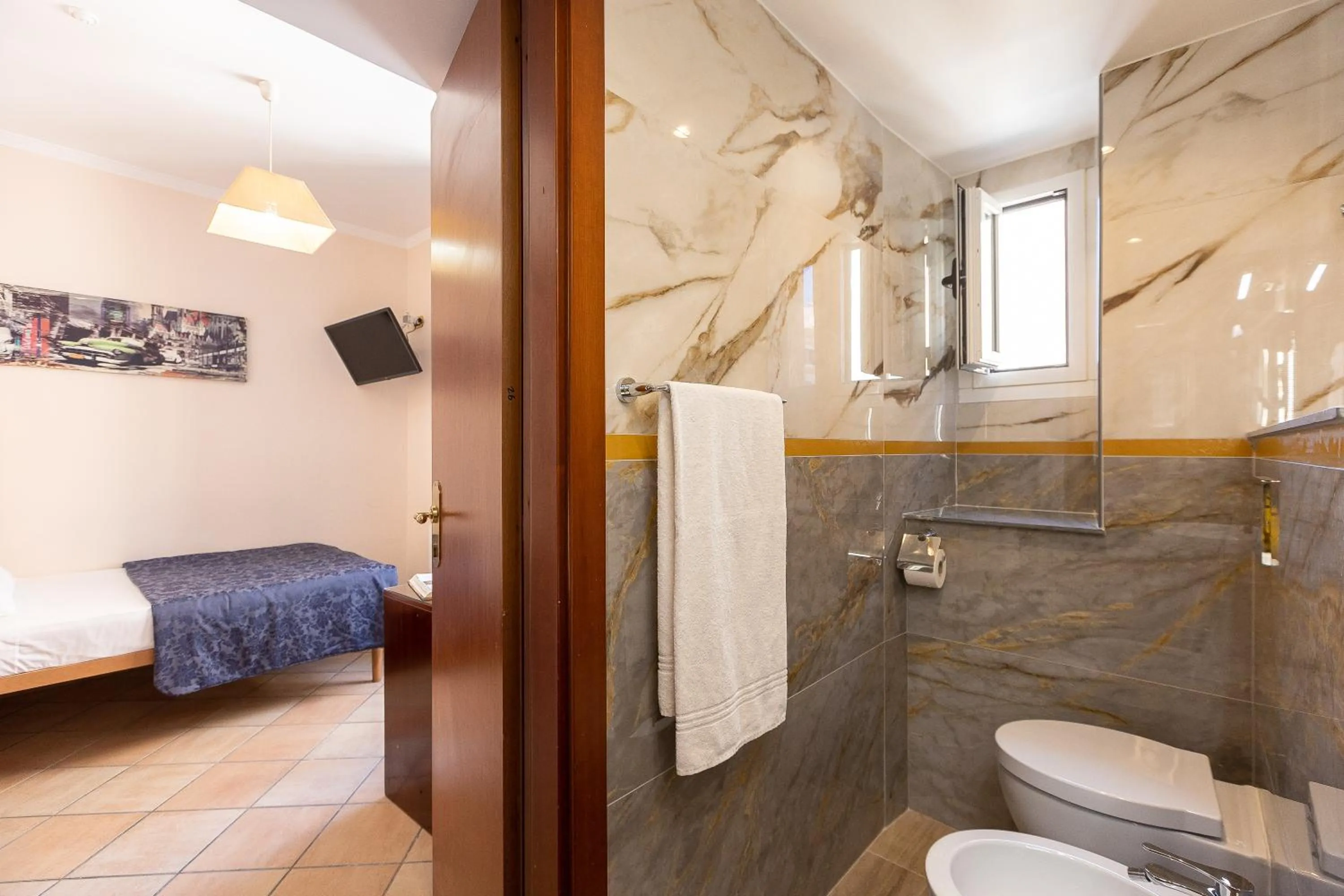 Bathroom, Bed in Rome To Stay