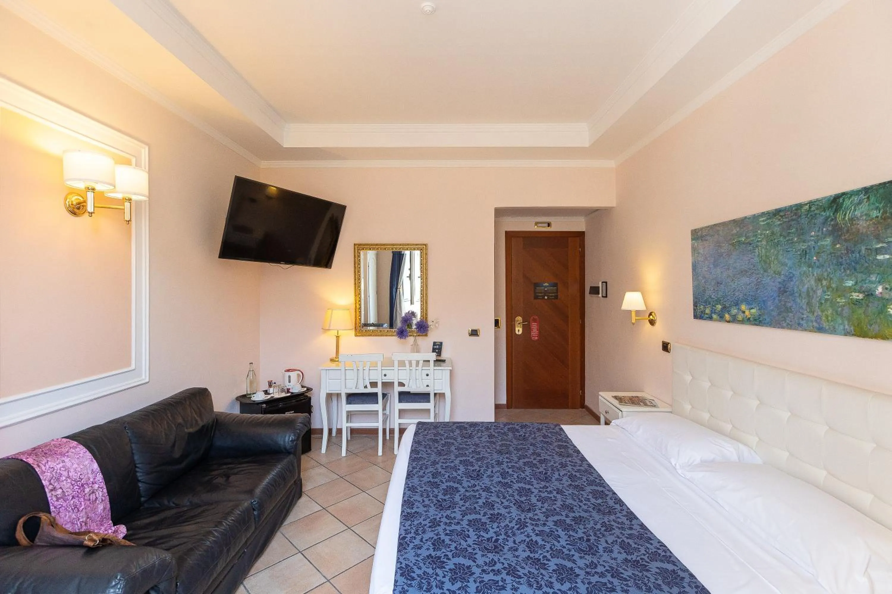 Photo of the whole room, Bed in Rome To Stay