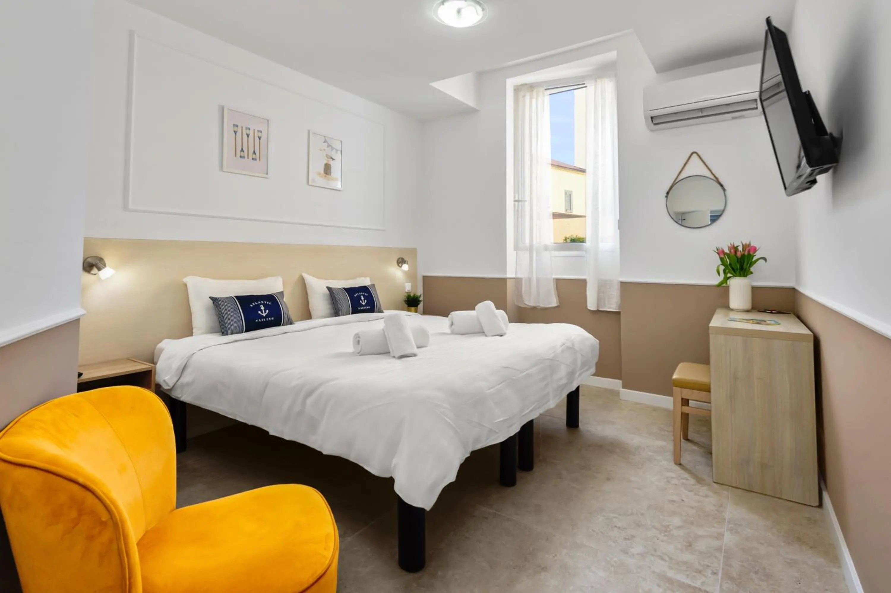 Photo of the whole room, Bed in Hotel Parisien