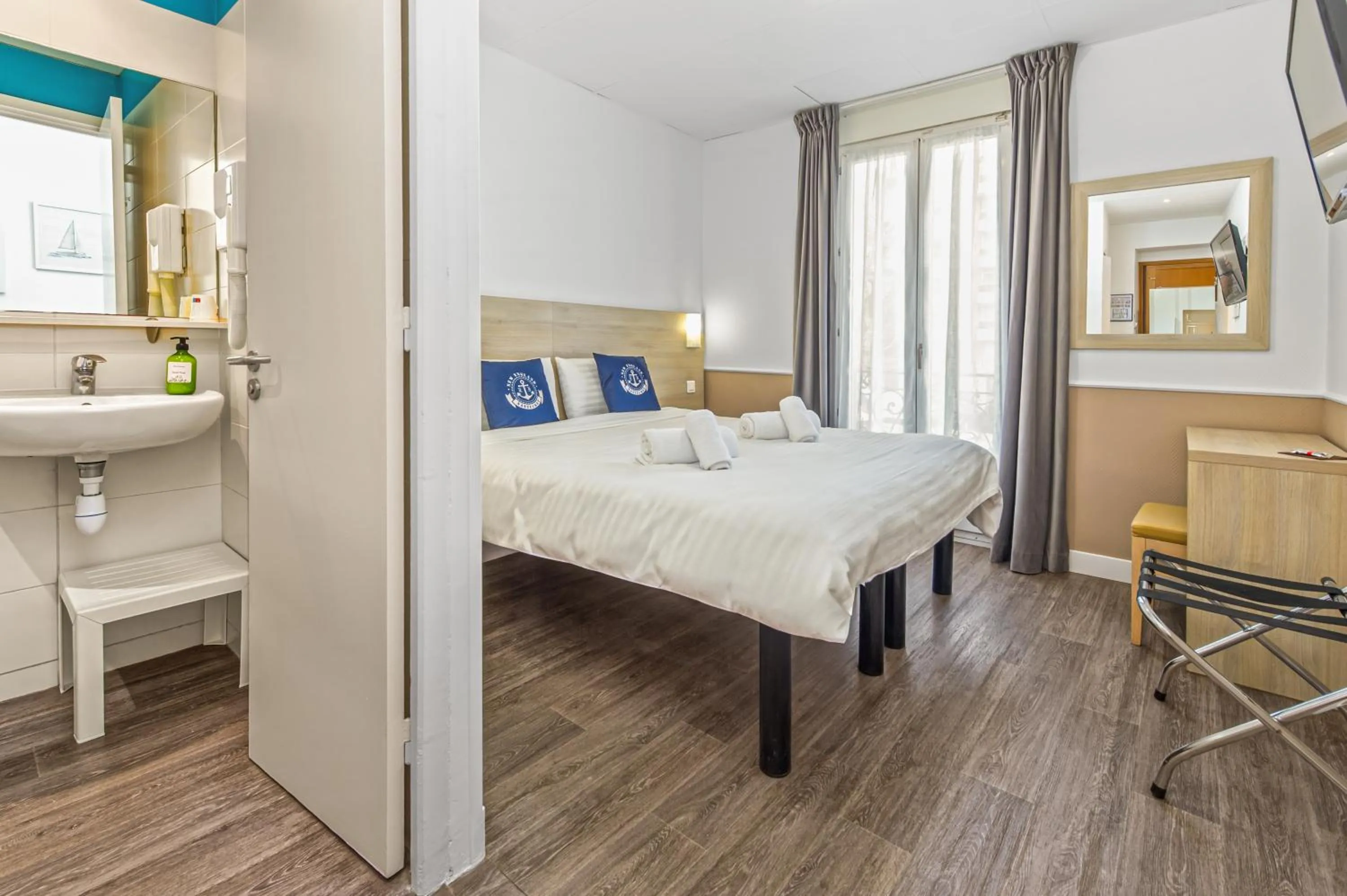 Photo of the whole room, Bed in Hotel Parisien