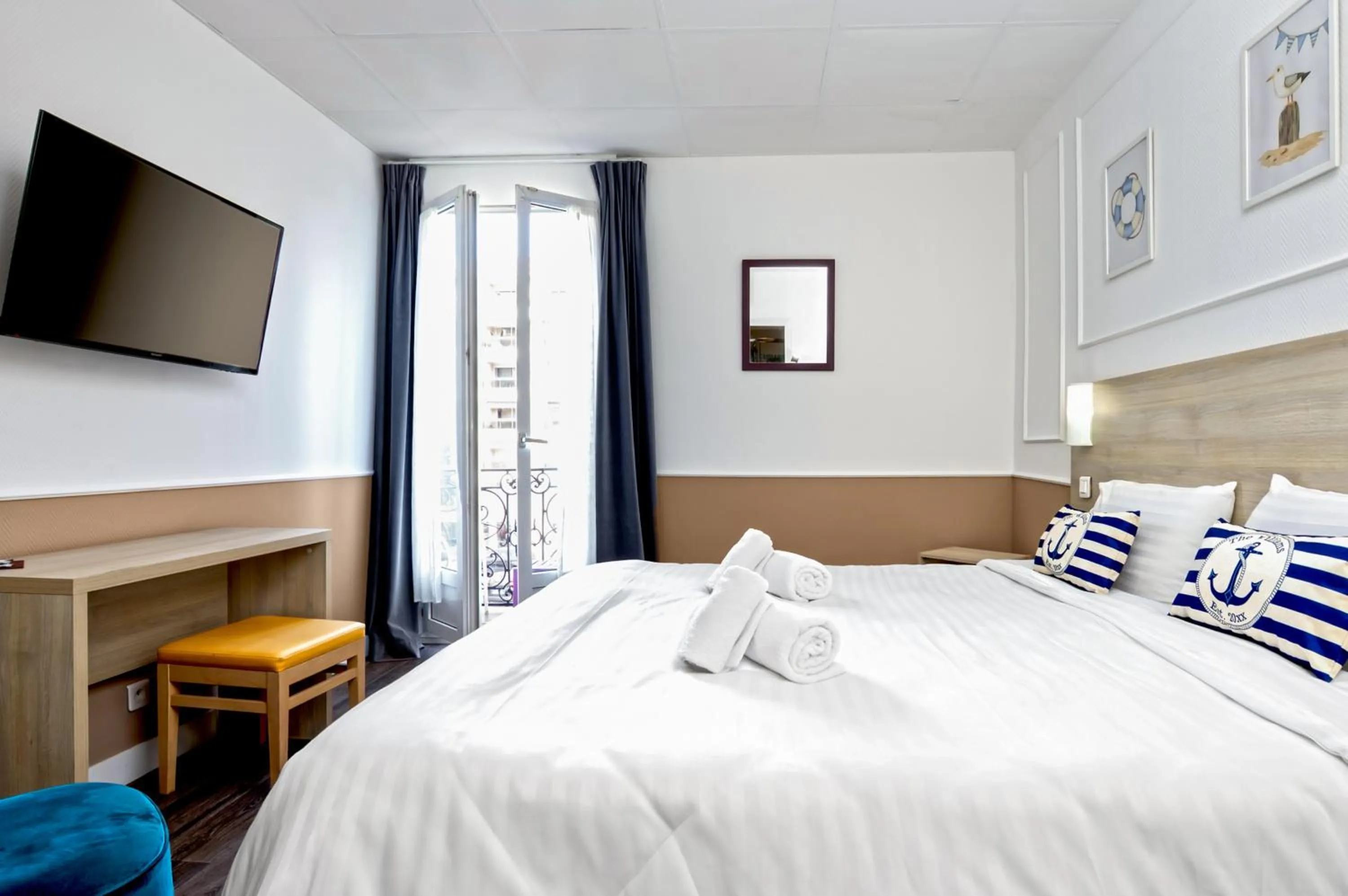 Bed in Hotel Parisien