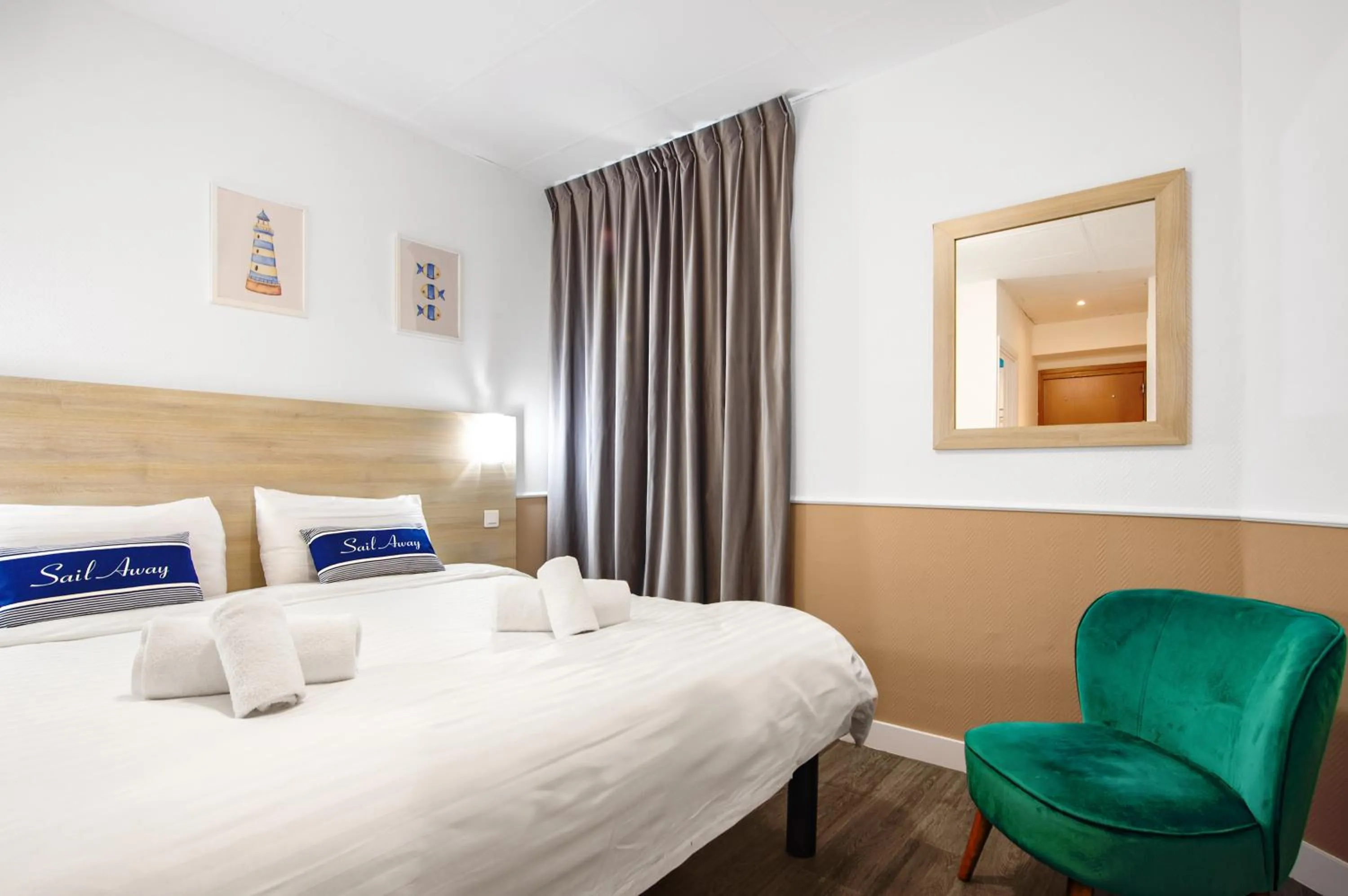 Photo of the whole room, Bed in Hotel Parisien