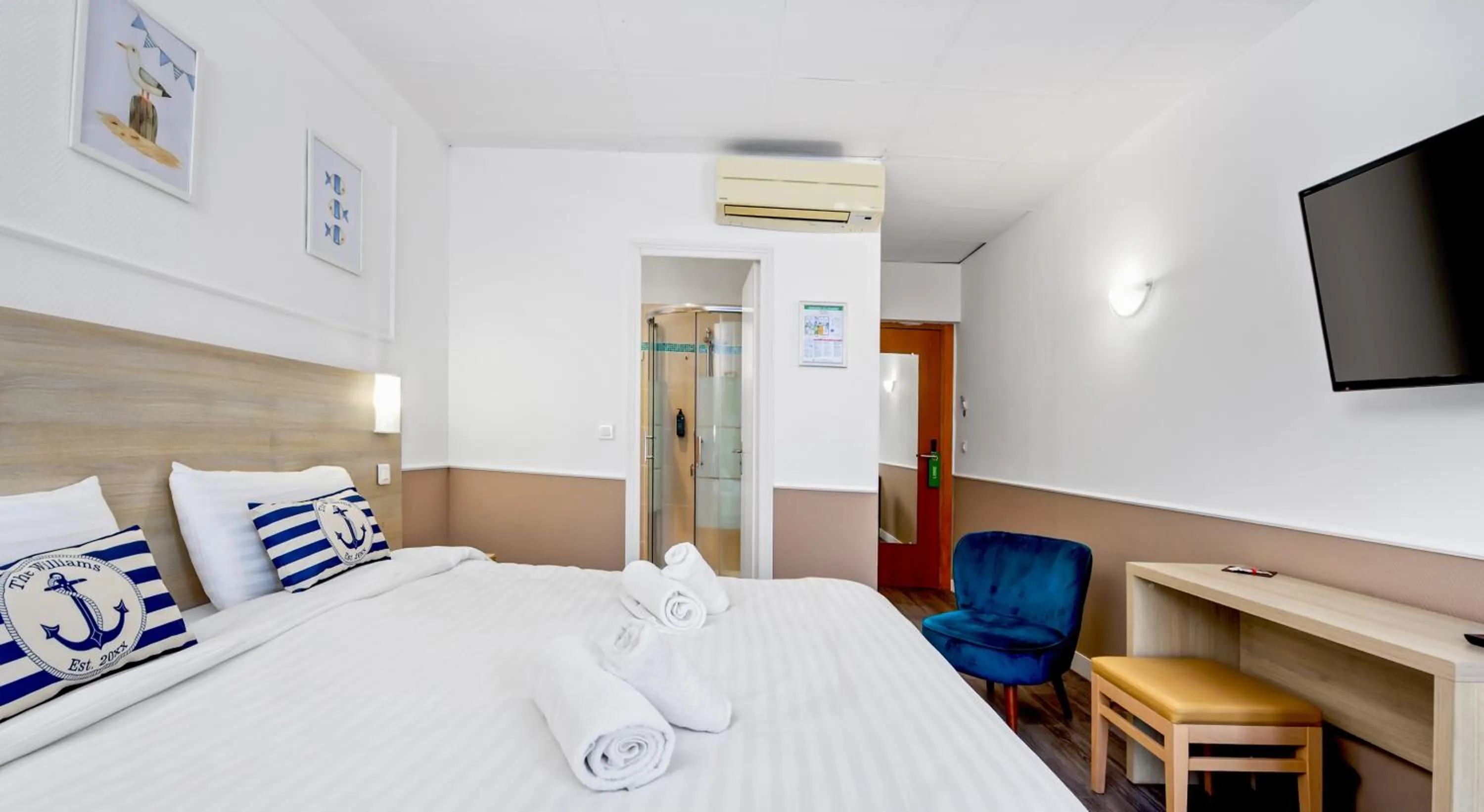 Photo of the whole room, Bed in Hotel Parisien