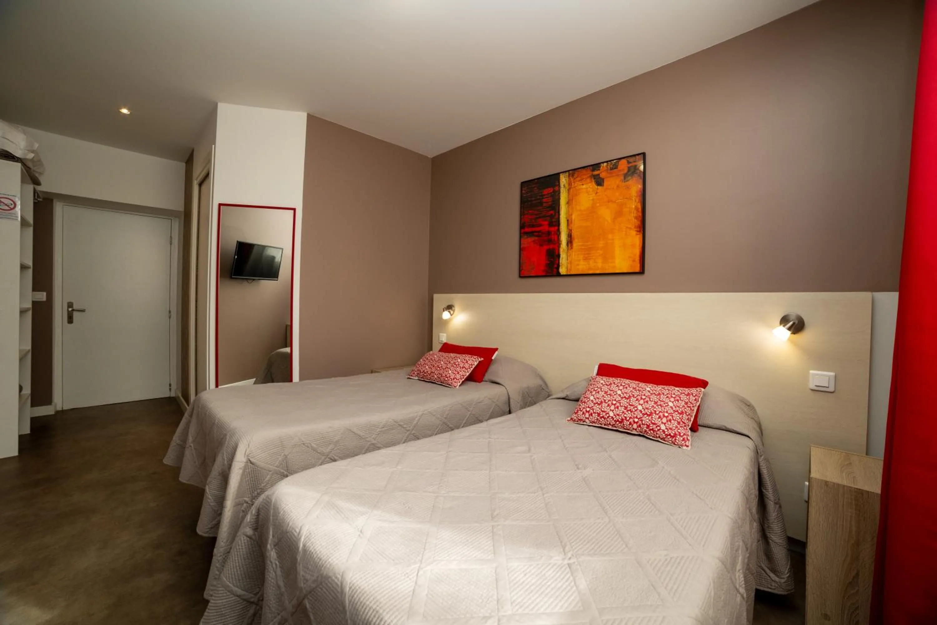 Photo of the whole room, Bed in Hotel Parisien