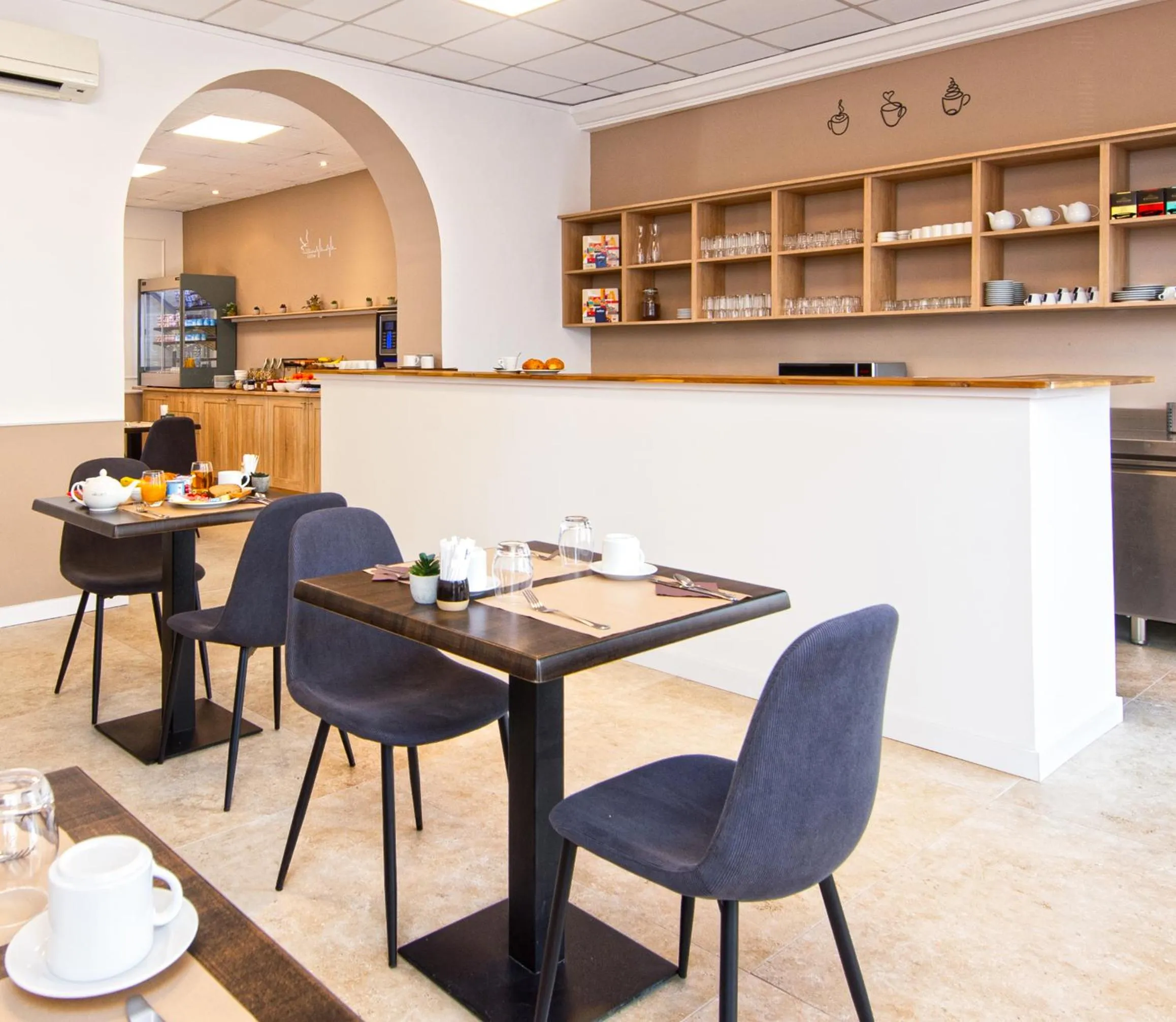 Coffee/tea facilities in Hotel Parisien