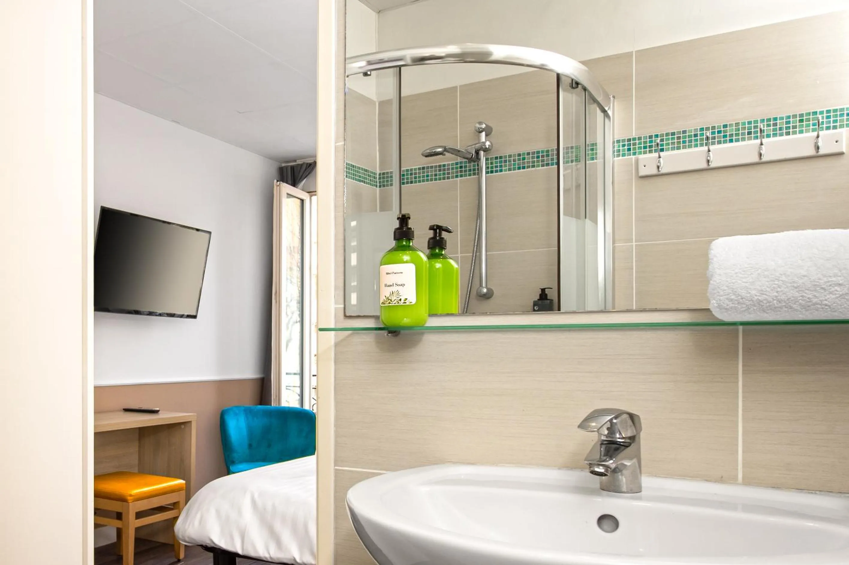 Bathroom in Hotel Parisien