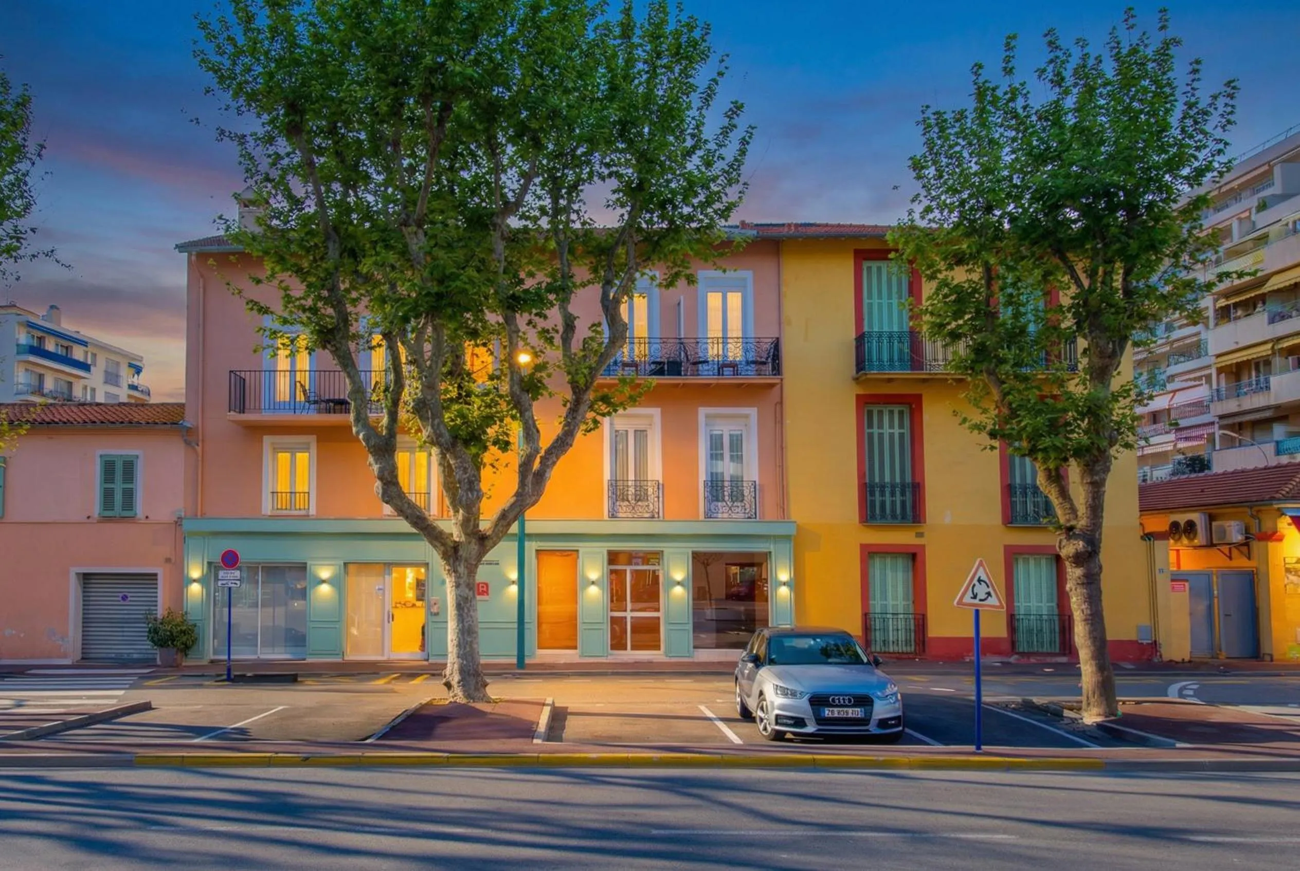 Property building in Hotel Parisien