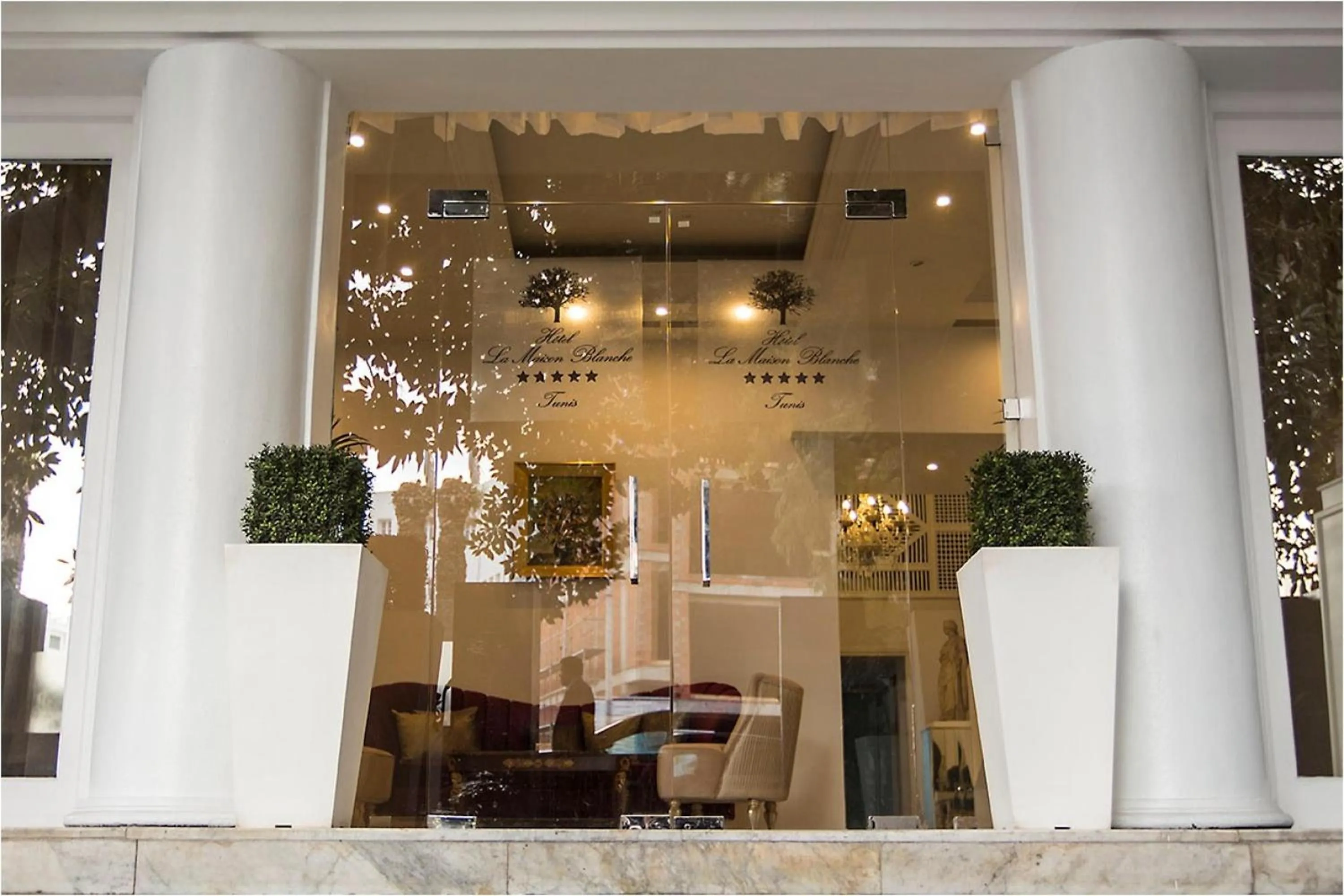 Facade/entrance in Hôtel La Maison Blanche