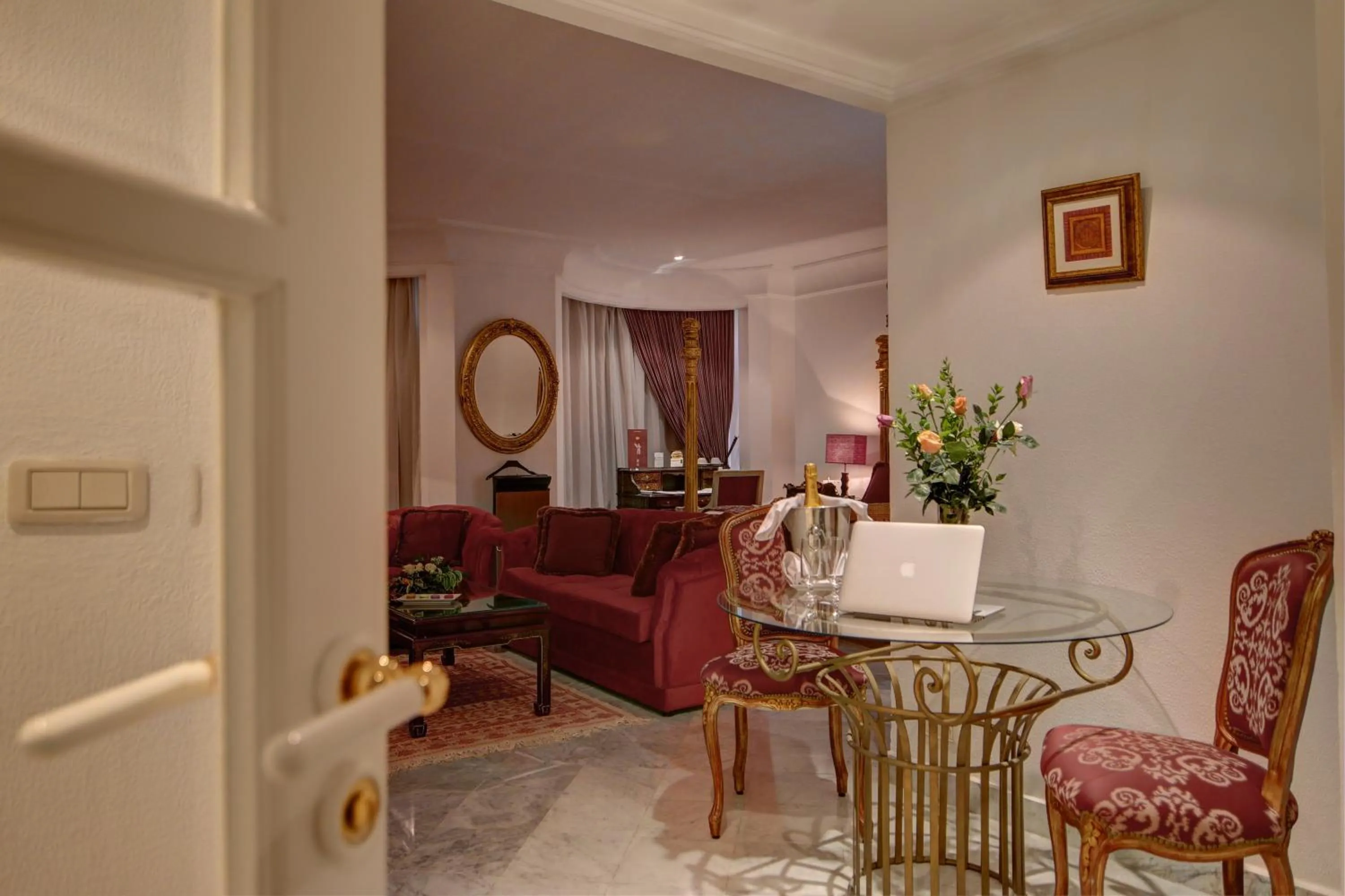 Photo of the whole room in Hôtel La Maison Blanche