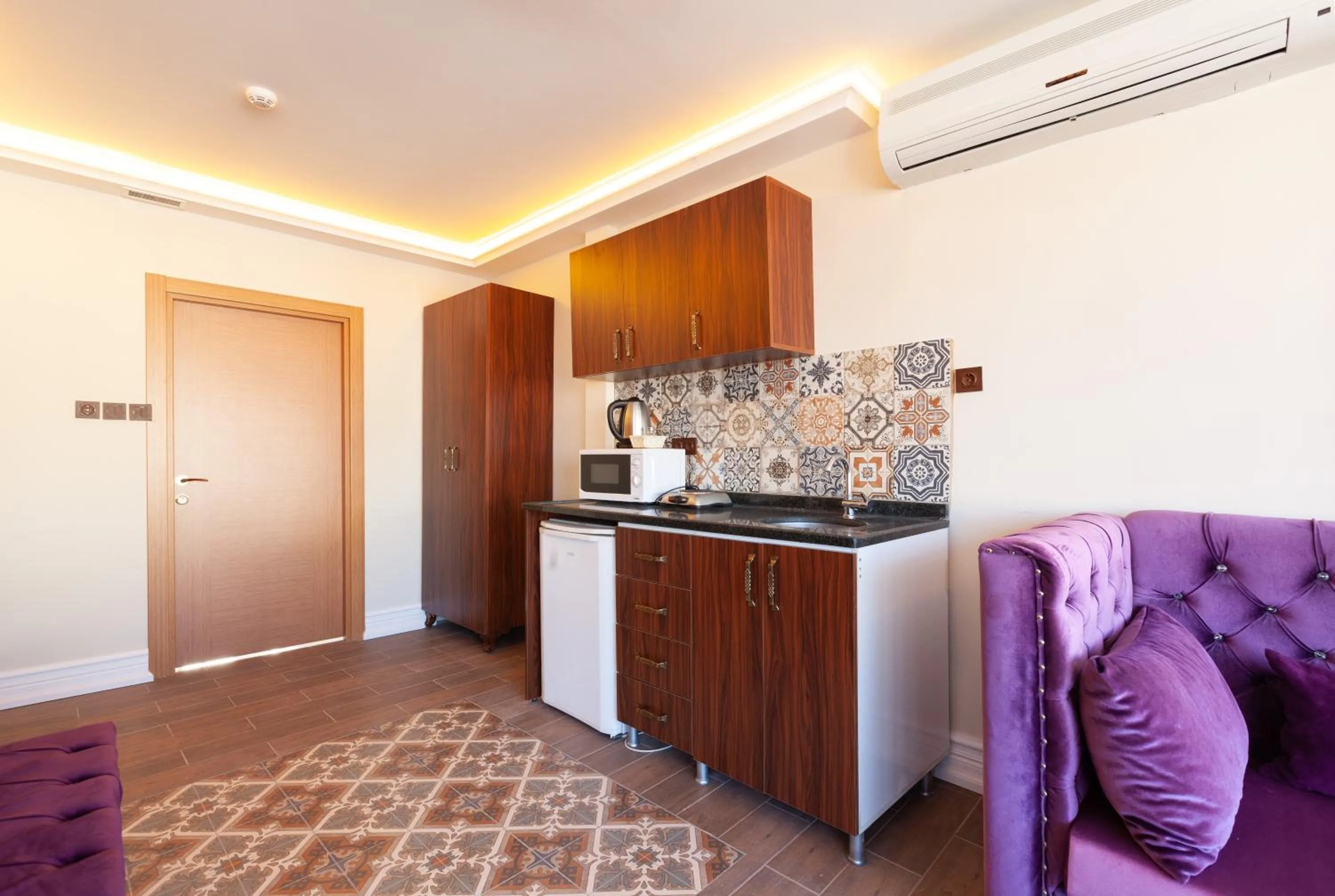 Kitchen or kitchenette in Rose Mansion by Otantik Suites