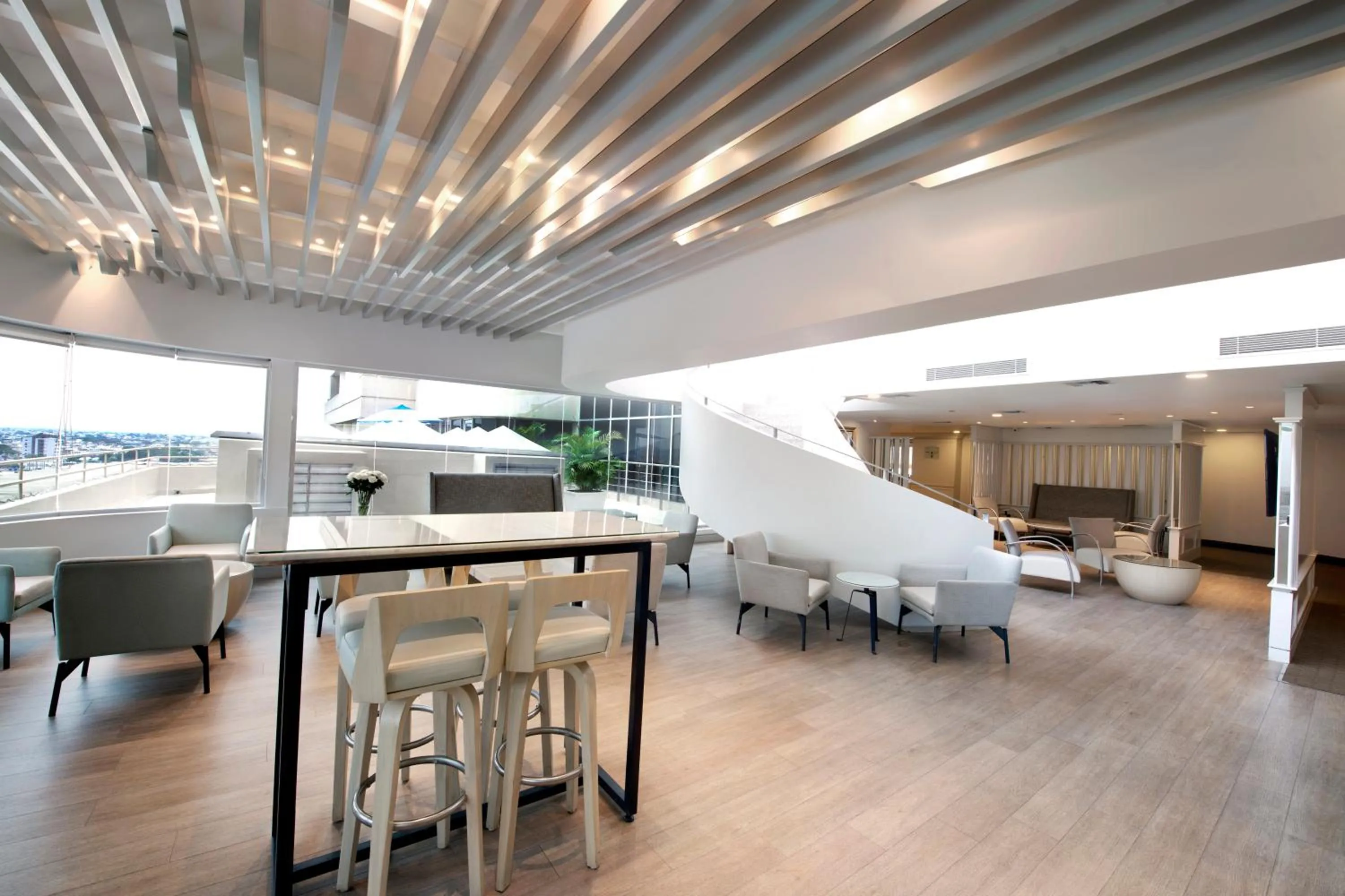 Lounge or bar in Hilton Colon Guayaquil Hotel