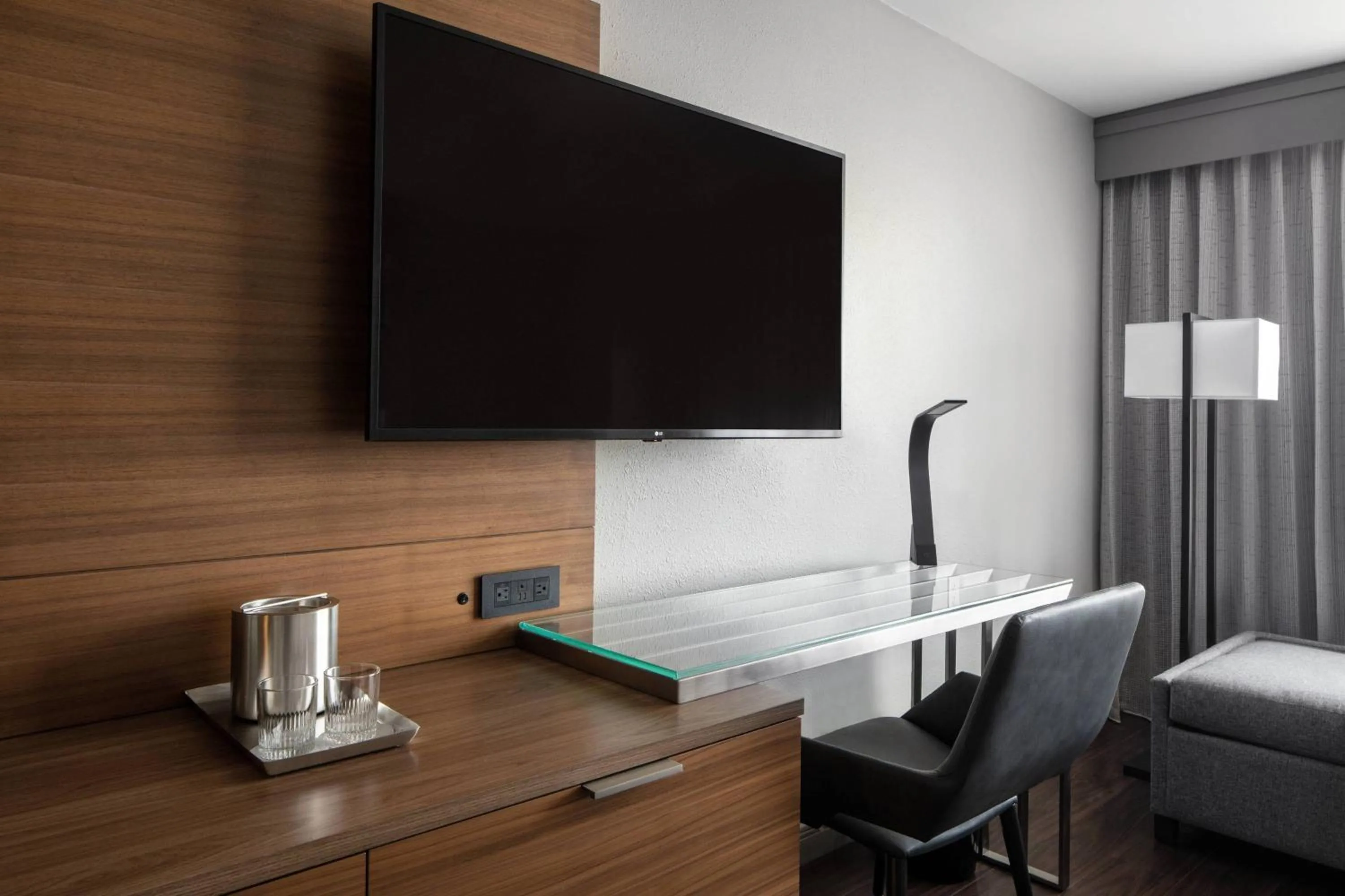 Photo of the whole room in New Orleans Marriott Warehouse Arts District