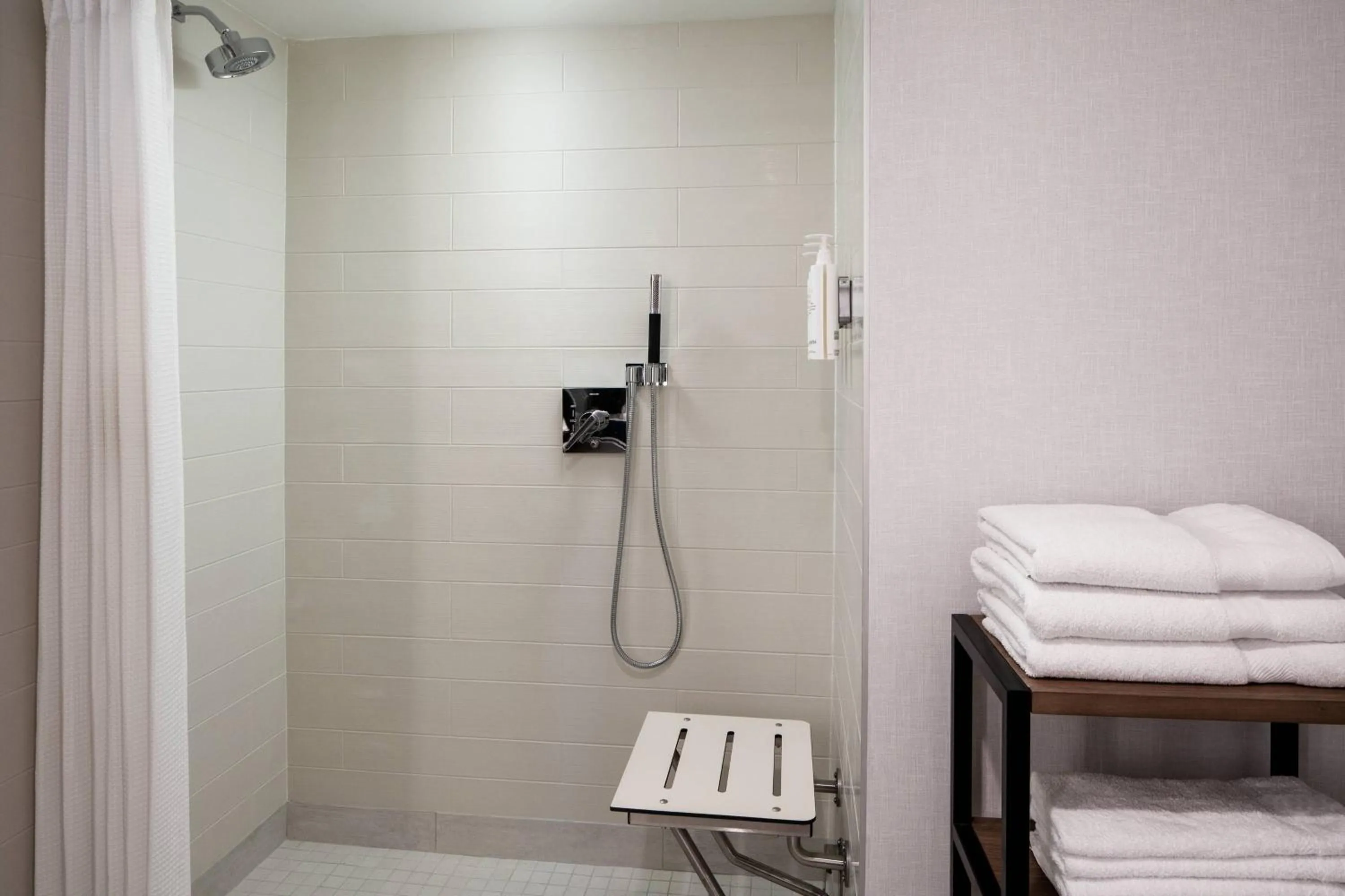 Bathroom in New Orleans Marriott Warehouse Arts District