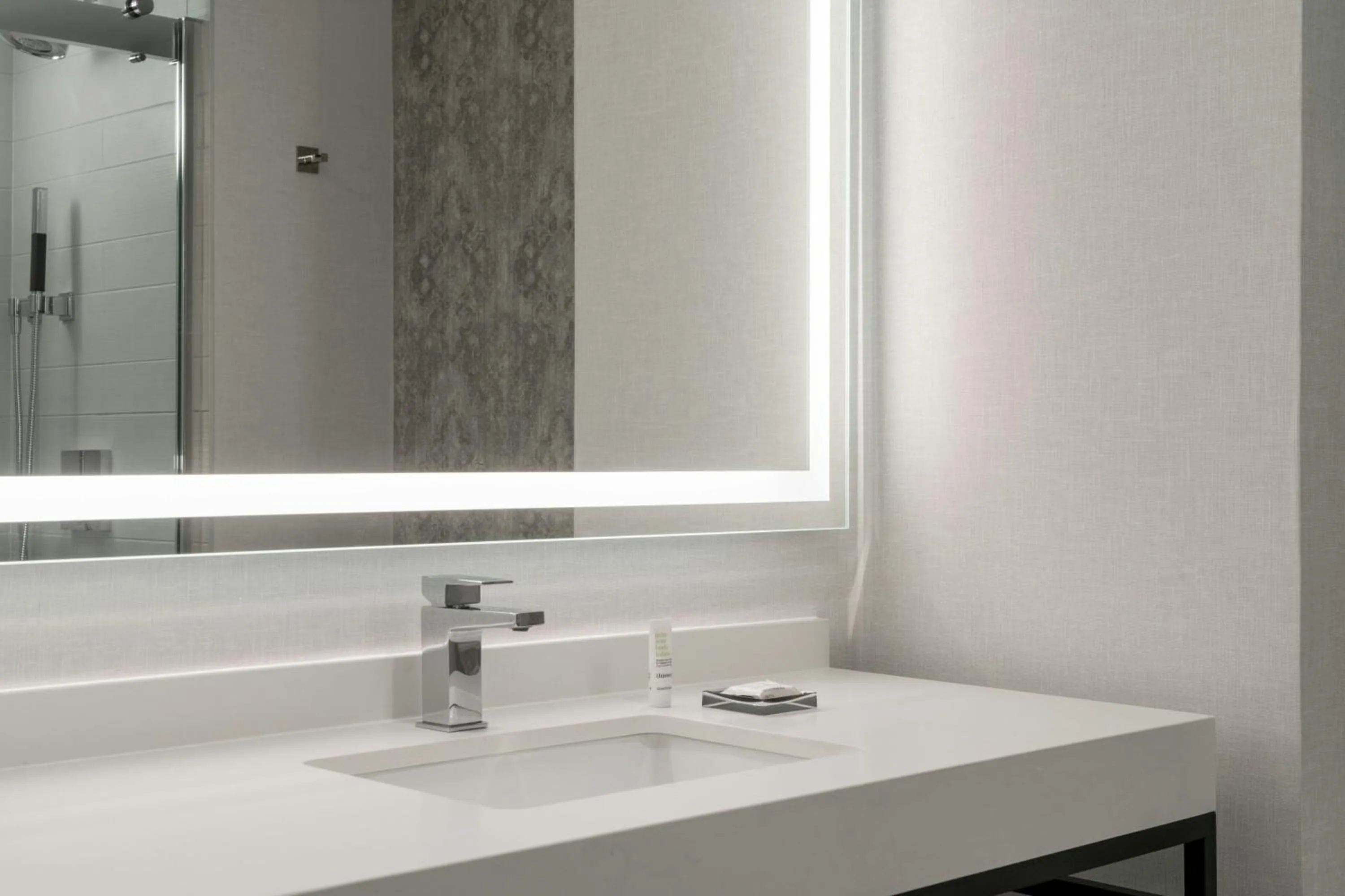 Bathroom in New Orleans Marriott Warehouse Arts District