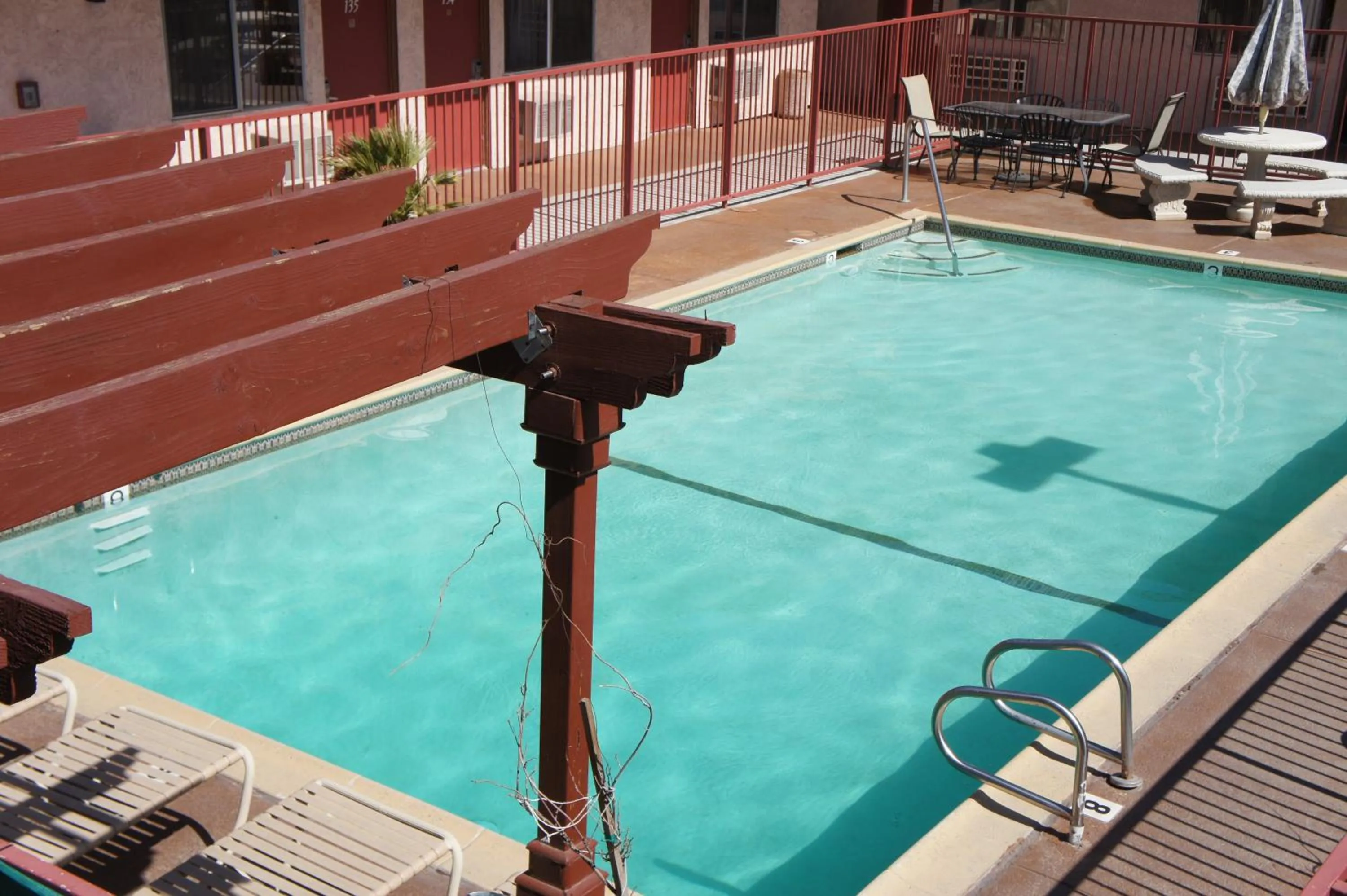 Swimming pool in Park Avenue Inn & Suites