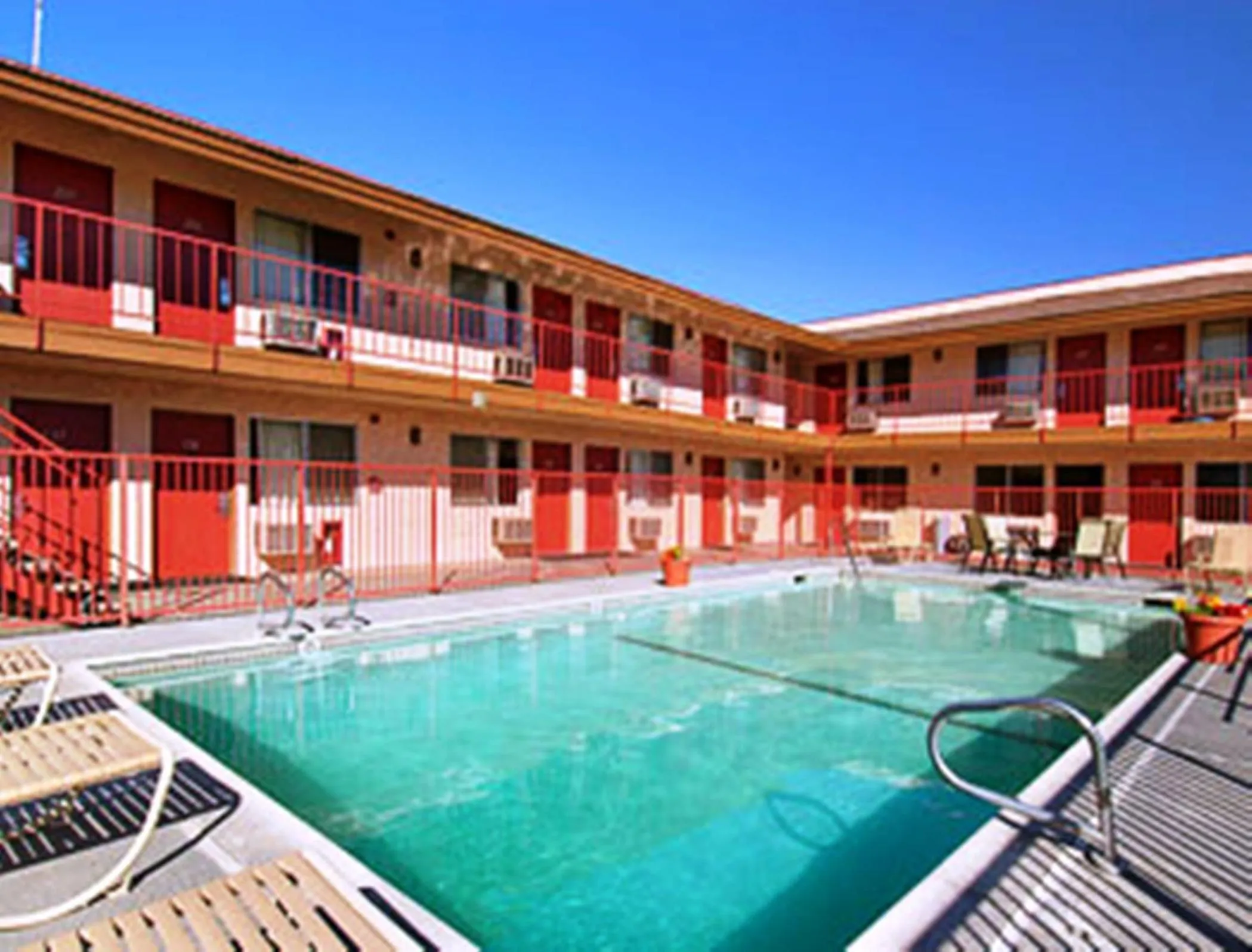 Swimming pool in Park Avenue Inn & Suites