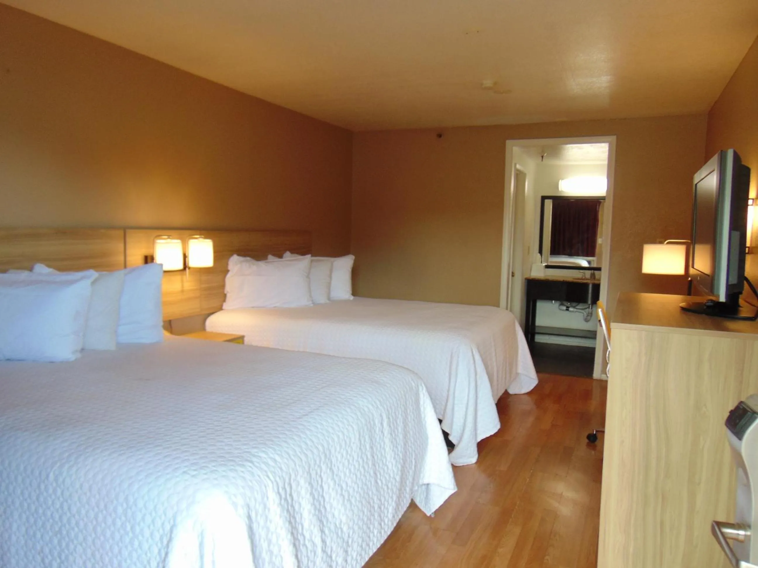 Bed in Days Inn by Wyndham Victorville