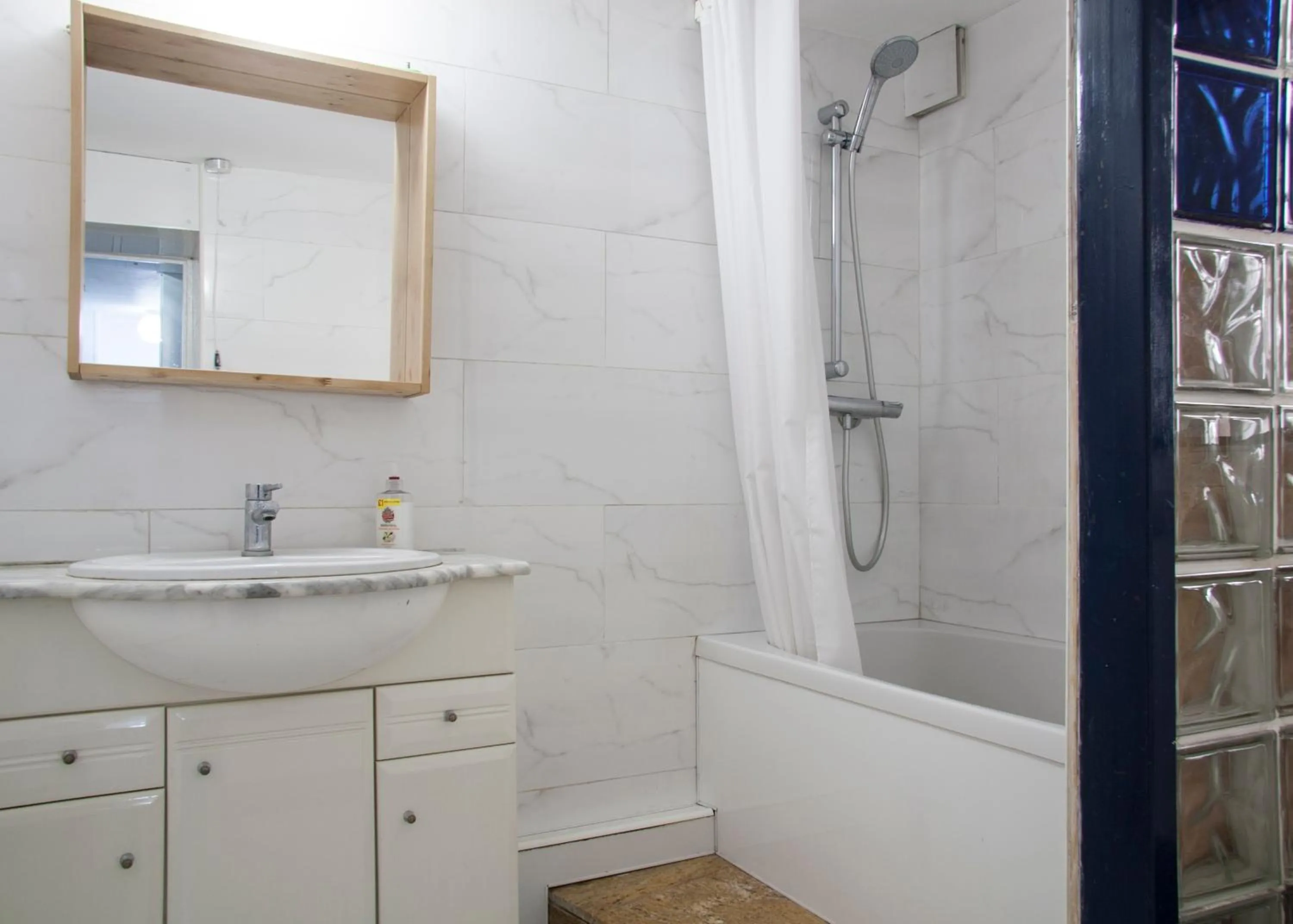 Bathroom in Caledonian Studio Flats