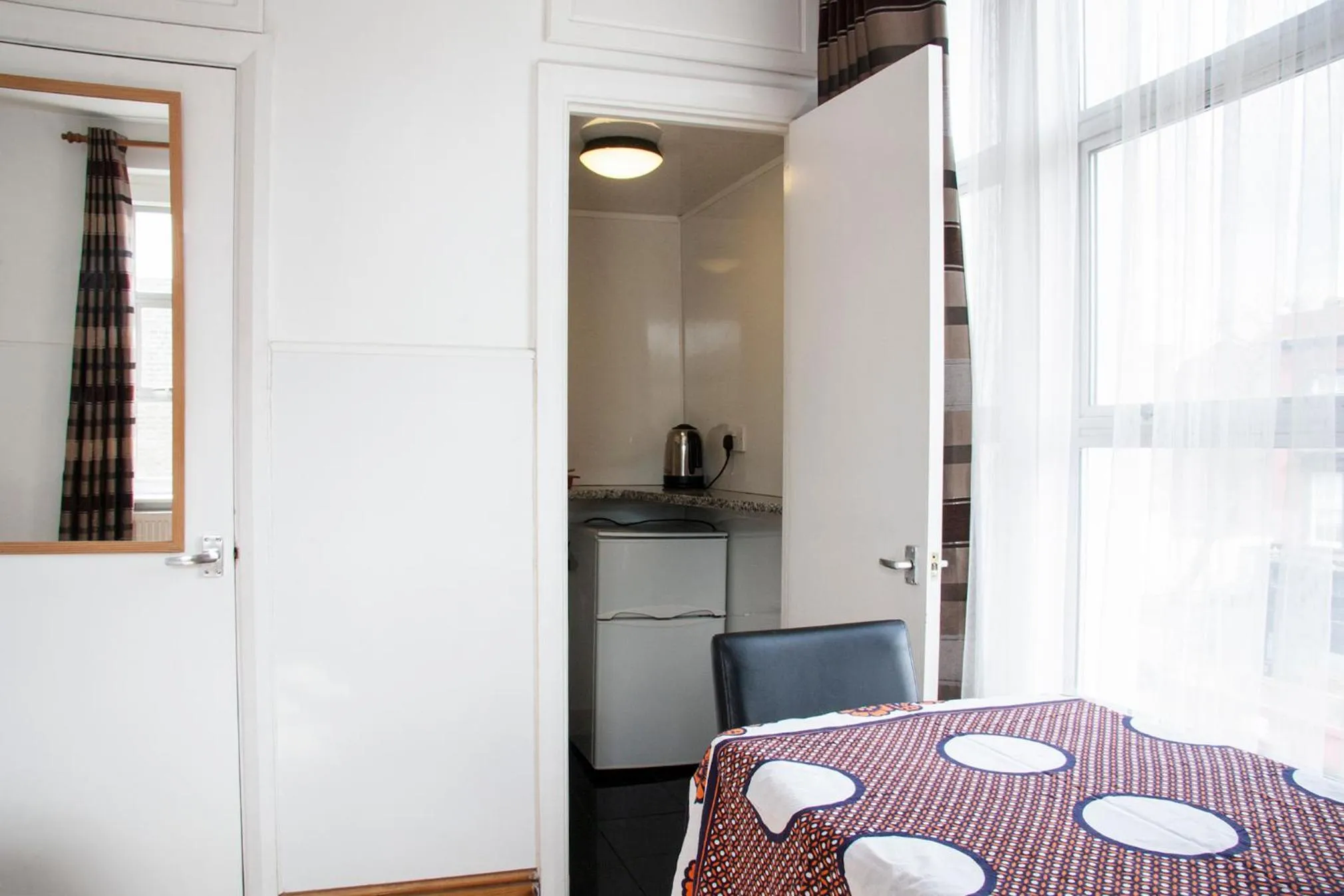 Kitchen or kitchenette, Bed in Caledonian Studio Flats